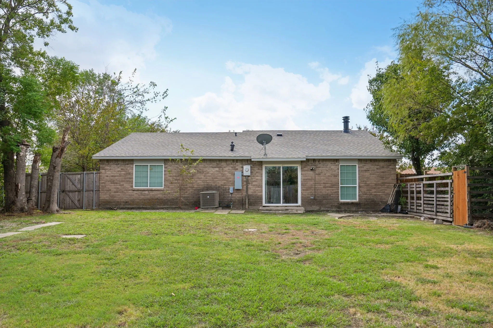 Single Family Residence For Sale in Denton County , 5564 Ragan Drive, The Colony, Texas 75056, 3 Bedroom, 2 Bathroom, 1 Garage spaces, 1,433 Sqft, built in 1978, mls#21405679, Real Estate Agent in The Colony, Homes For Sale in Denton county, Homes For Sale in The Colony, Realtor in The Colony Texas, Real Estate Brokerage Independent Realty Texas, Luminita Cordes Realtor