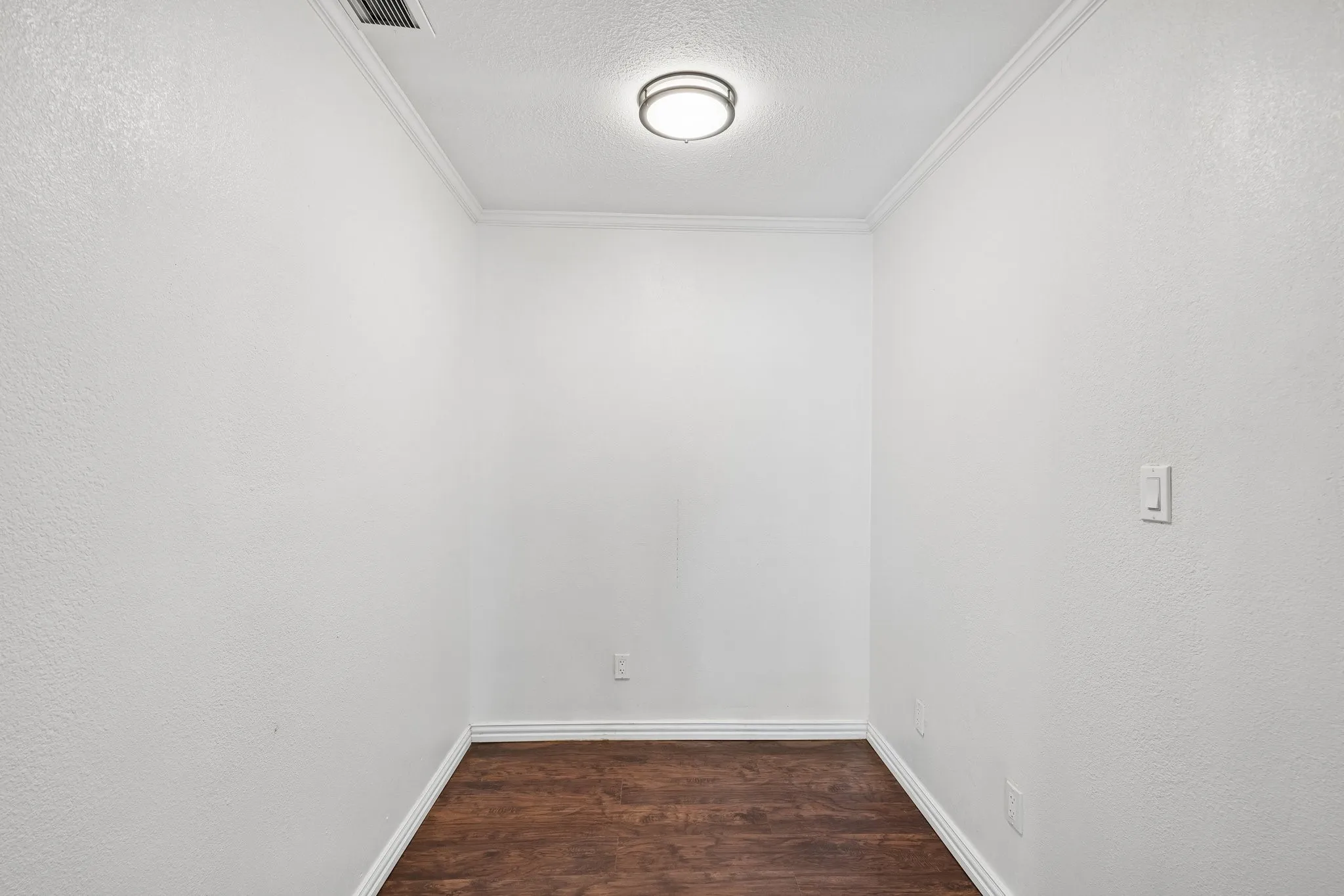 Single Family Residence For Sale in Denton County , 5564 Ragan Drive, The Colony, Texas 75056, 3 Bedroom, 2 Bathroom, 1 Garage spaces, 1,433 Sqft, built in 1978, mls#21405679, Real Estate Agent in The Colony, Homes For Sale in Denton county, Homes For Sale in The Colony, Realtor in The Colony Texas, Real Estate Brokerage Independent Realty Texas, Luminita Cordes Realtor