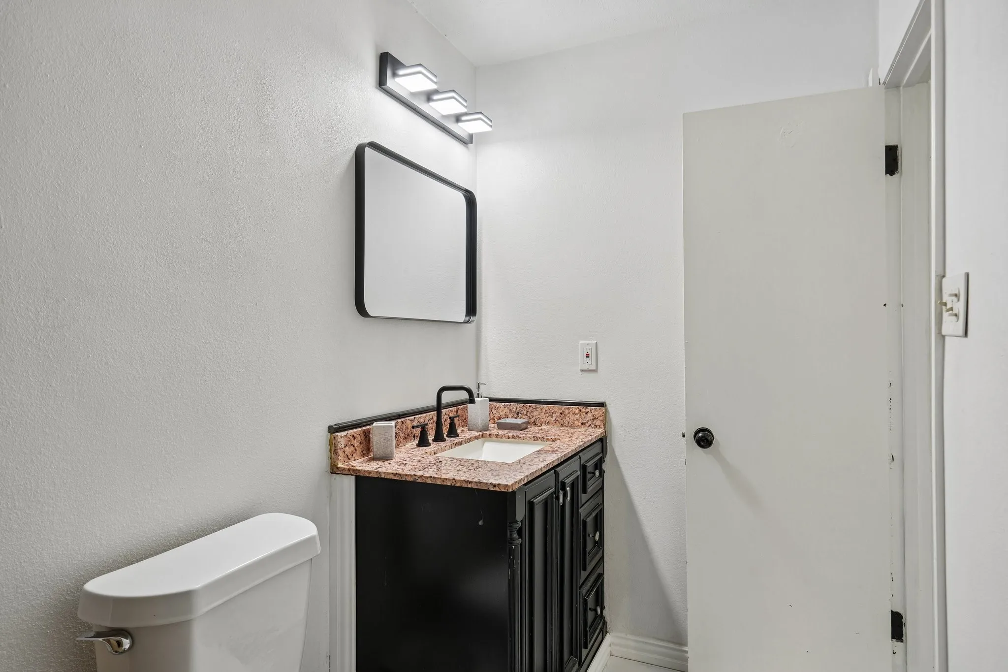 Single Family Residence For Sale in Denton County , 5564 Ragan Drive, The Colony, Texas 75056, 3 Bedroom, 2 Bathroom, 1 Garage spaces, 1,433 Sqft, built in 1978, mls#21405679, Real Estate Agent in The Colony, Homes For Sale in Denton county, Homes For Sale in The Colony, Realtor in The Colony Texas, Real Estate Brokerage Independent Realty Texas, Luminita Cordes Realtor