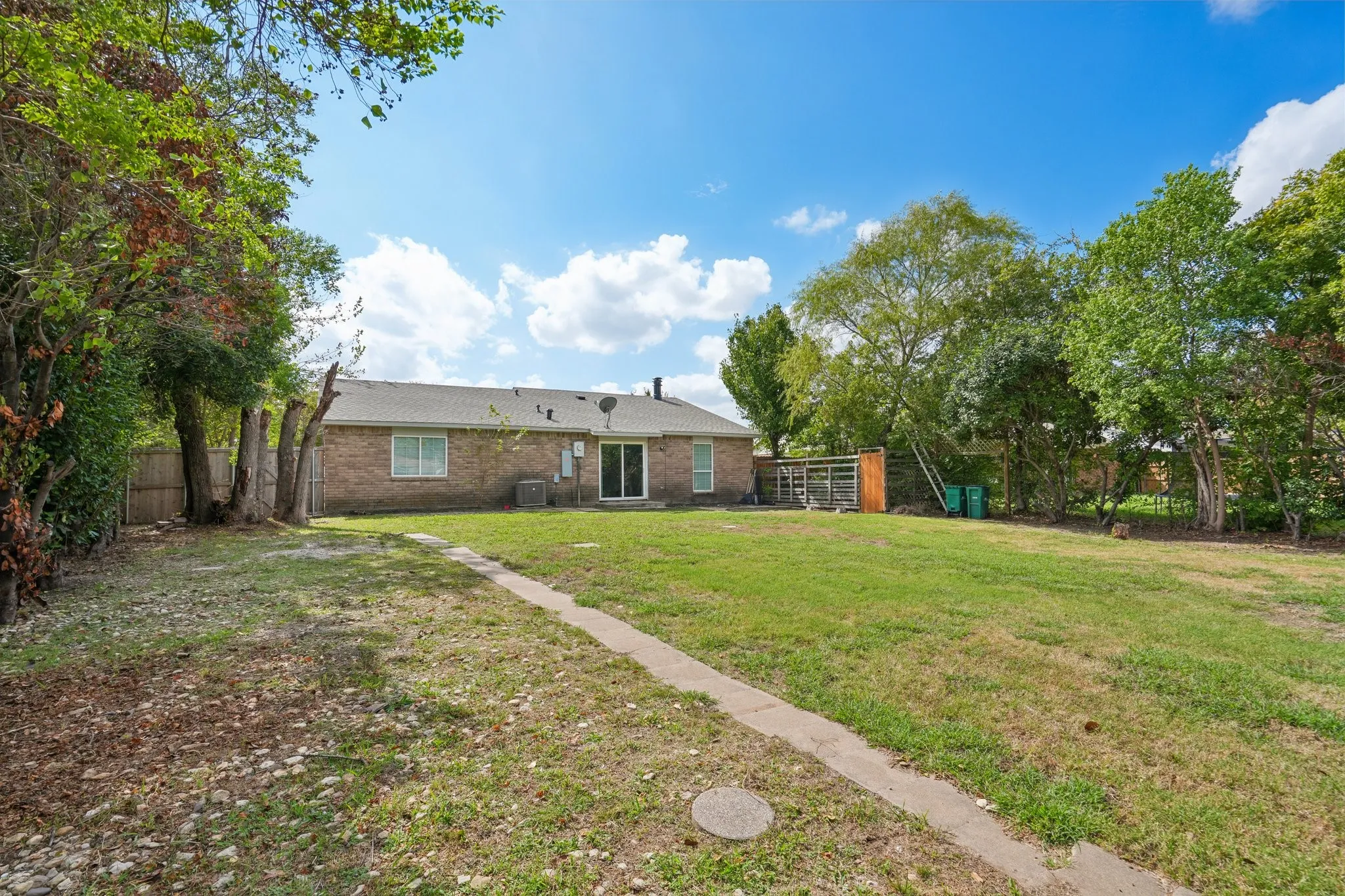 Single Family Residence For Sale in Denton County , 5564 Ragan Drive, The Colony, Texas 75056, 3 Bedroom, 2 Bathroom, 1 Garage spaces, 1,433 Sqft, built in 1978, mls#21405679, Real Estate Agent in The Colony, Homes For Sale in Denton county, Homes For Sale in The Colony, Realtor in The Colony Texas, Real Estate Brokerage Independent Realty Texas, Luminita Cordes Realtor