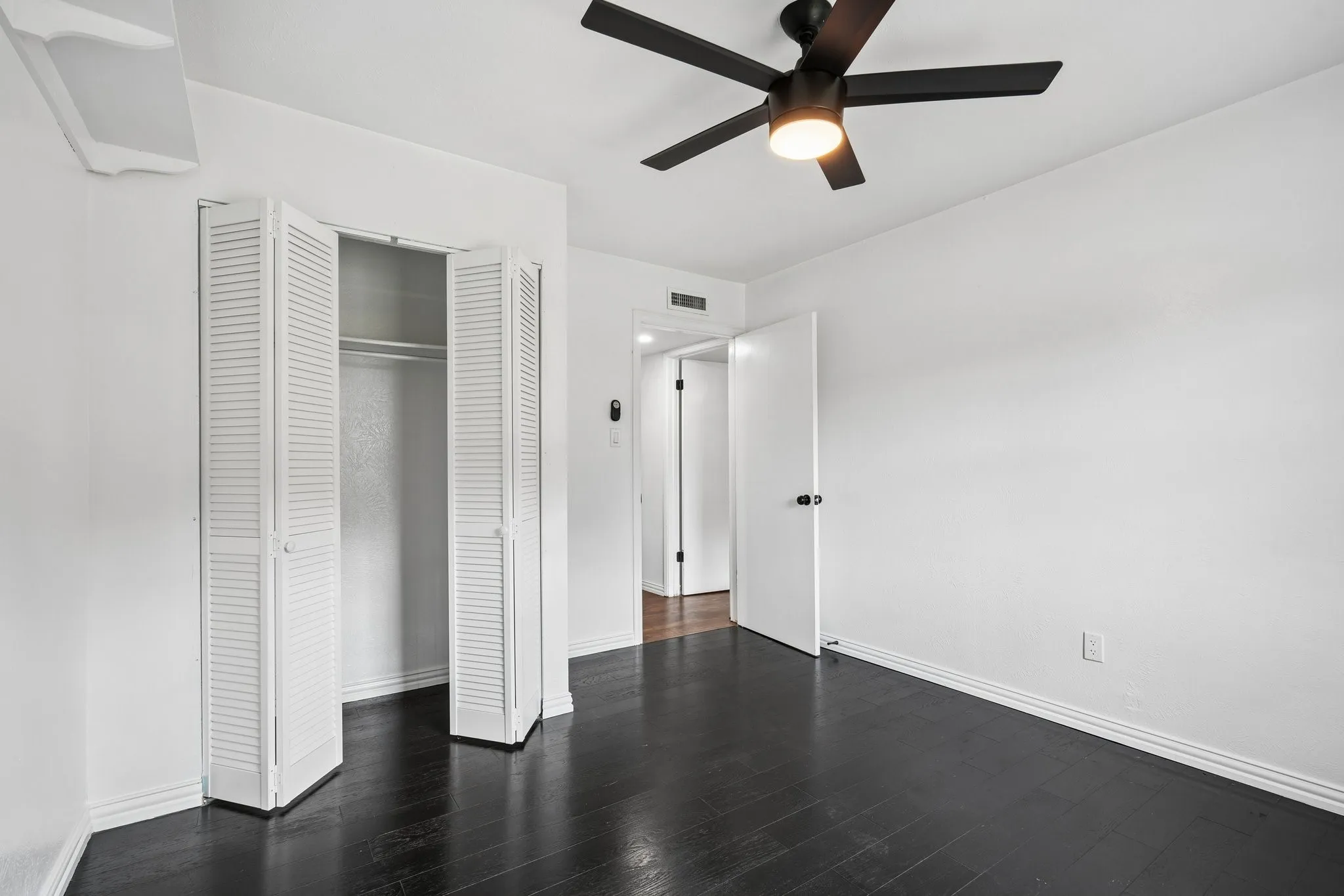 Single Family Residence For Sale in Denton County , 5564 Ragan Drive, The Colony, Texas 75056, 3 Bedroom, 2 Bathroom, 1 Garage spaces, 1,433 Sqft, built in 1978, mls#21405679, Real Estate Agent in The Colony, Homes For Sale in Denton county, Homes For Sale in The Colony, Realtor in The Colony Texas, Real Estate Brokerage Independent Realty Texas, Luminita Cordes Realtor
