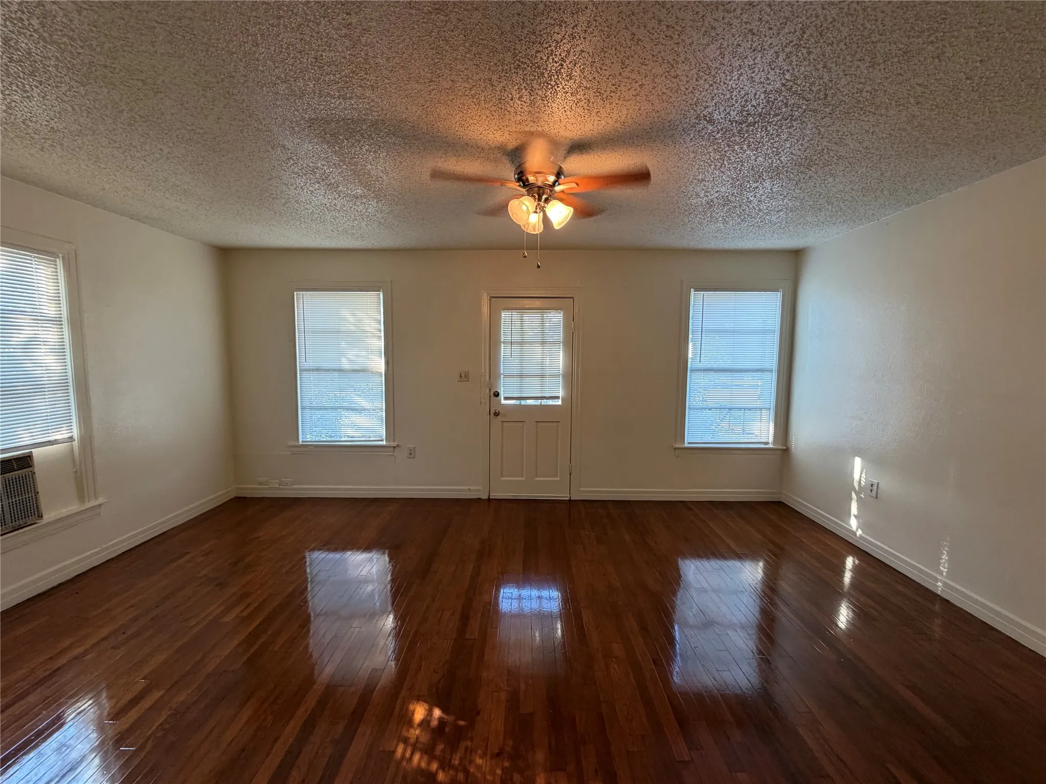 Duplex For Rent in Dallas County , 1107 Clinton Street, Garland, Texas 75040, 1 Bedroom, 1 Bathroom, Garage spaces, 715 Sqft, built in 1950, mls#21410805, Real Estate Agent in Garland, Homes For Rent in Dallas county, Homes For Rent in Garland, Realtor in Garland Texas, Real Estate Brokerage Independent Realty Texas, Luminita Cordes Realtor
