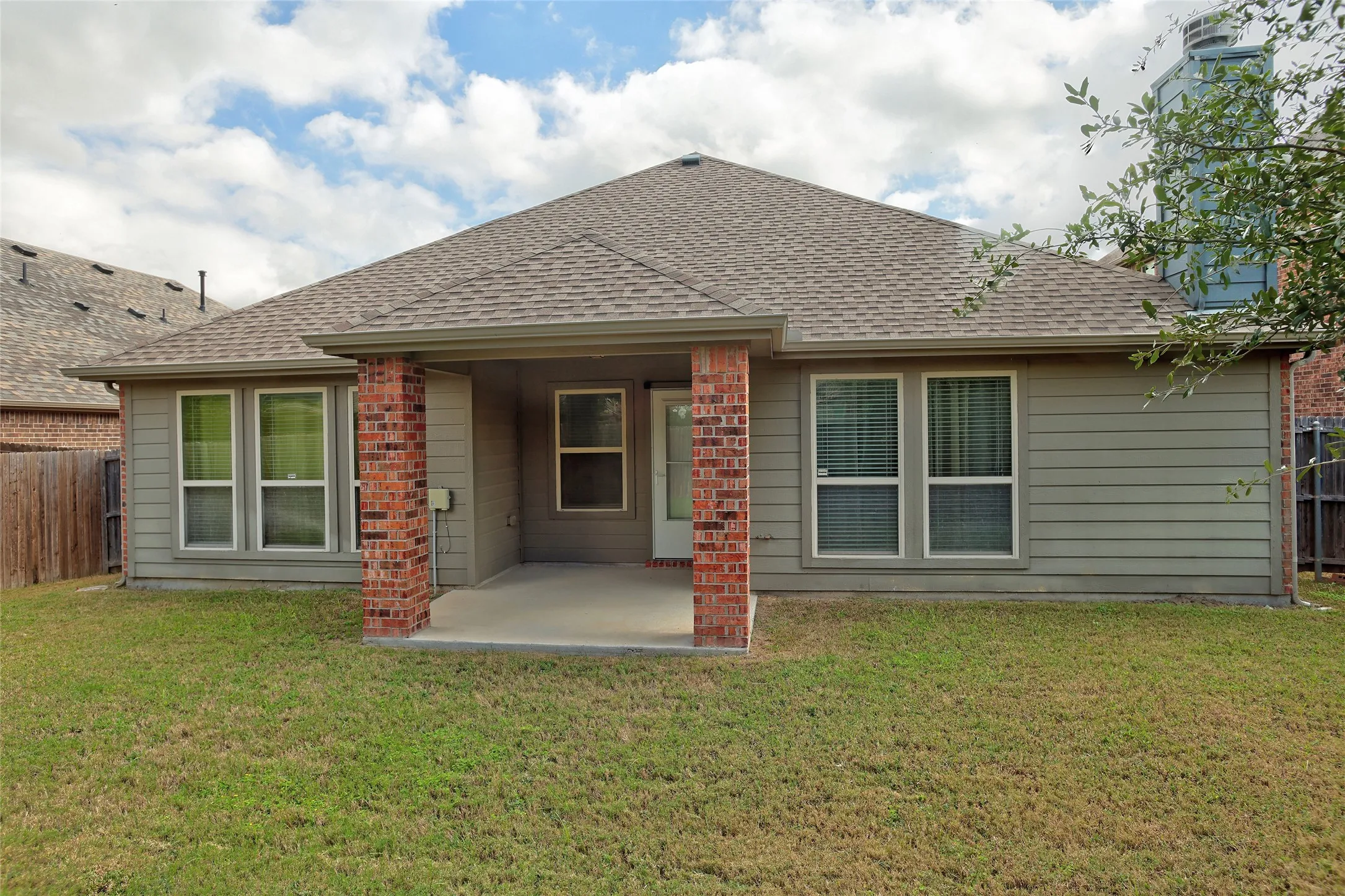 Single Family Residence For Sale in Collin County , 520 Rustic Oak Lane, Mc Kinney, Texas 75072, 4 Bedroom, 3 Bathroom, 2 Garage spaces, 2,046 Sqft, built in 2016, mls#21405113, Real Estate Agent in Mc Kinney, Homes For Sale in Collin county, Homes For Sale in Mc Kinney, Realtor in Mc Kinney Texas, Real Estate Brokerage Independent Realty Texas, Luminita Cordes Realtor