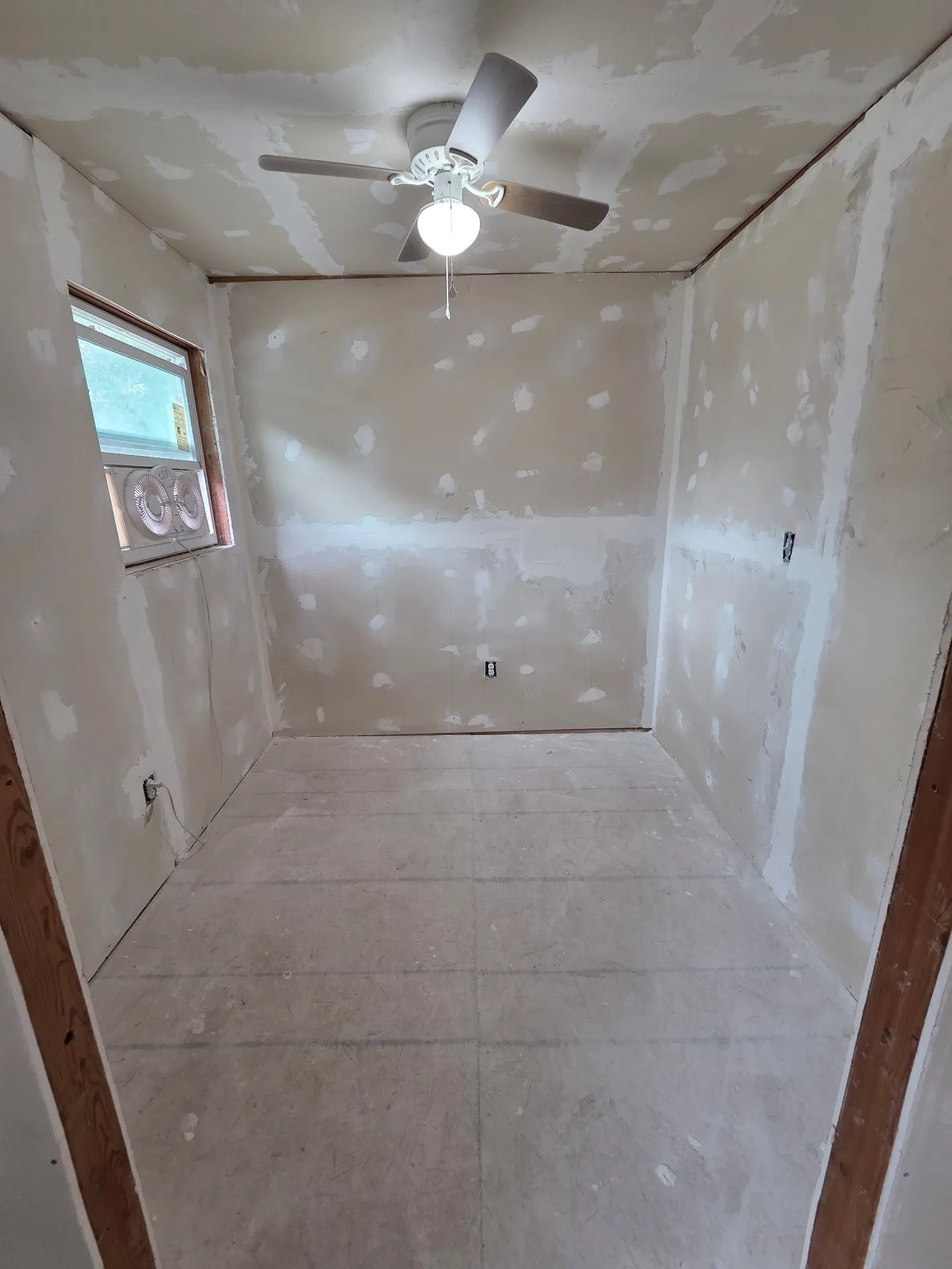 Single Family Residence For Sale in Henderson County , 8207 Double Bridge Road, Mabank, Texas 75156, 9 Bedroom, 5 Bathroom, Garage spaces, 3,964 Sqft, built in 1982, mls#21410821, Real Estate Agent in Mabank, Homes For Sale in Henderson county, Homes For Sale in Mabank, Realtor in Mabank Texas, Real Estate Brokerage Independent Realty Texas, Luminita Cordes Realtor
