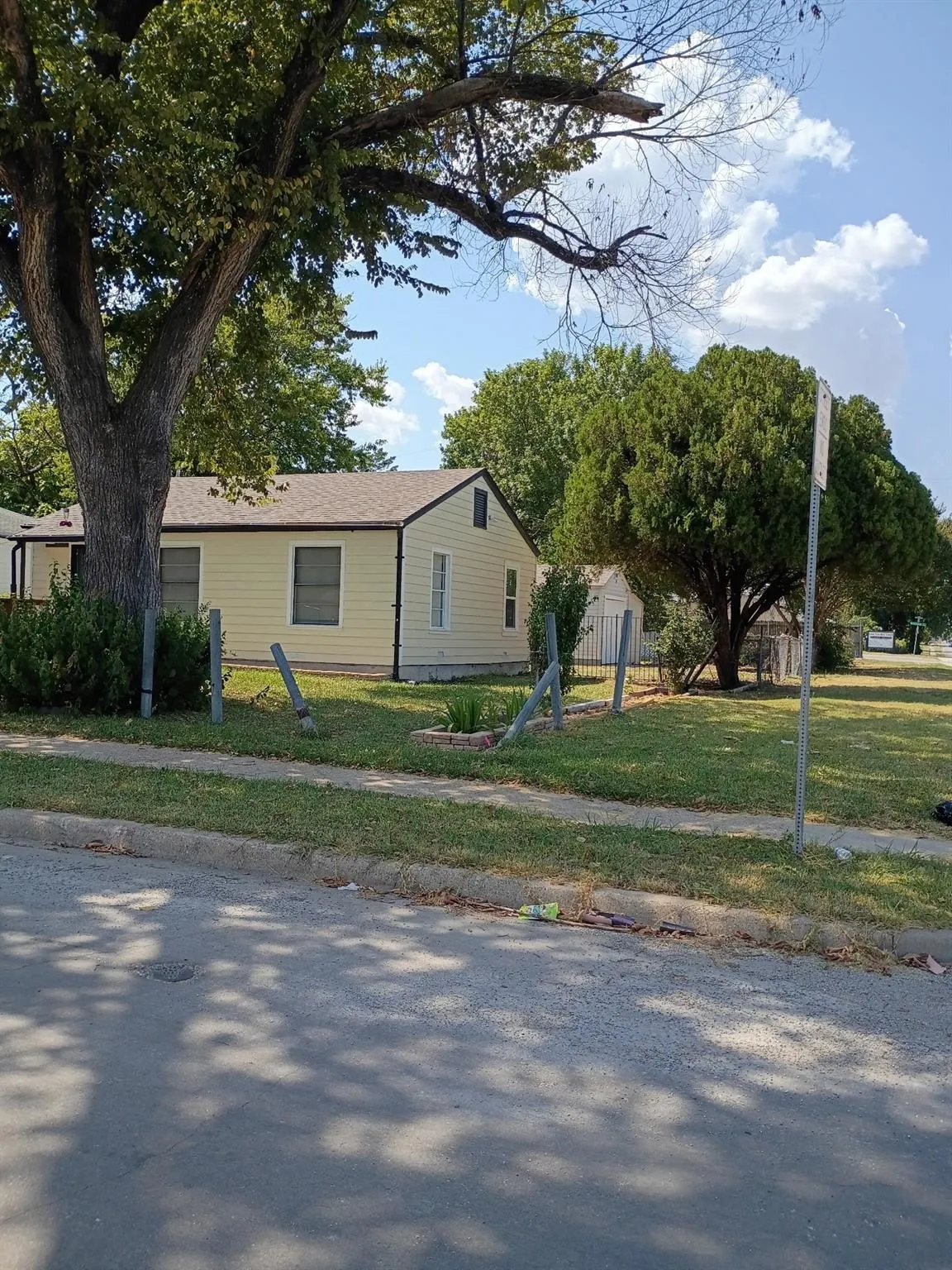 Single Family Residence For Sale in Dallas County , 2671 Moffatt Avenue, Dallas, Texas 75216, 2 Bedroom, 1 Bathroom, 1 Garage spaces, 720 Sqft, built in 1949, mls#21410825, Real Estate Agent in Dallas, Homes For Sale in Dallas county, Homes For Sale in Dallas, Realtor in Dallas Texas, Real Estate Brokerage Independent Realty Texas, Luminita Cordes Realtor