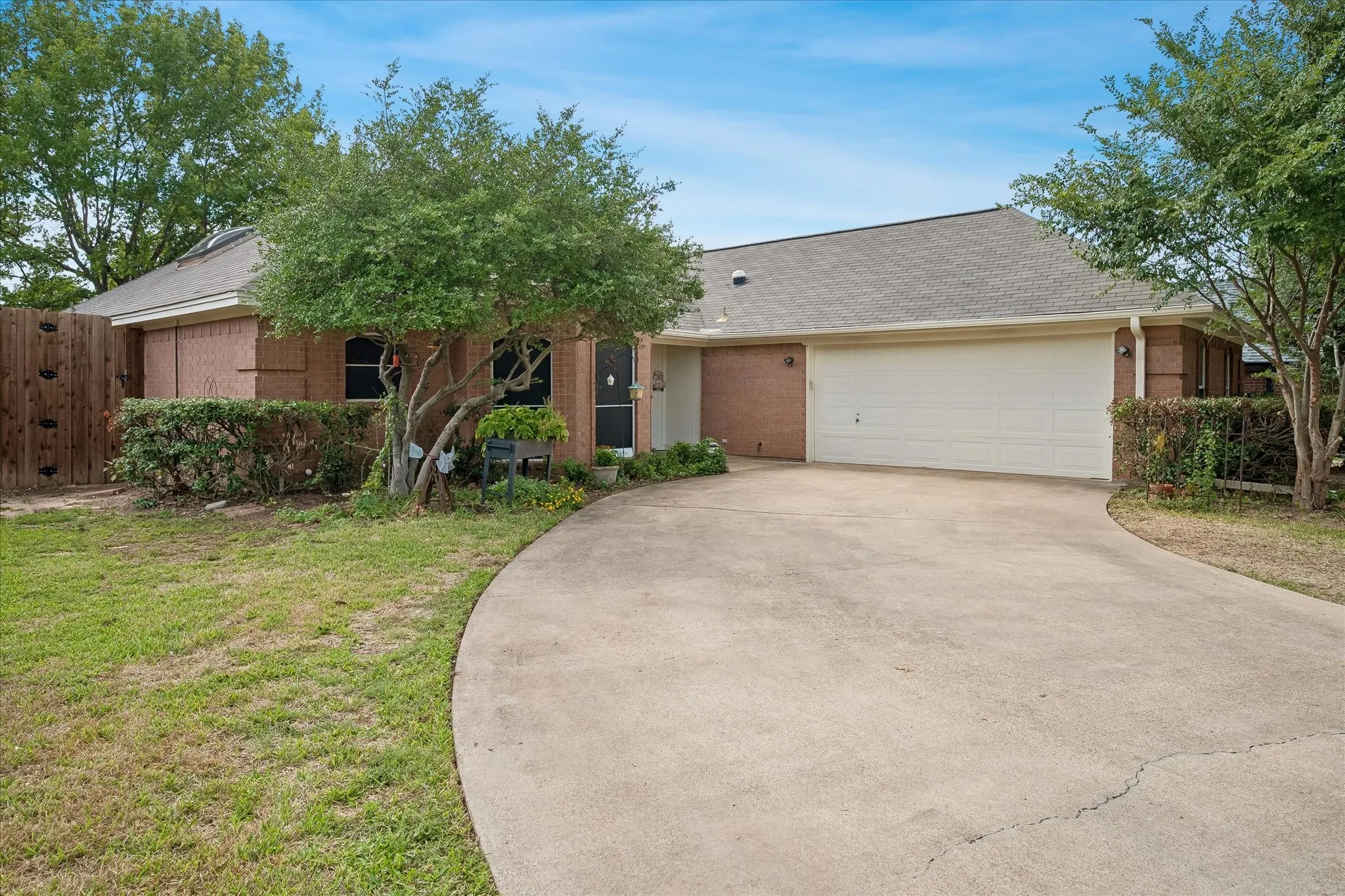 Single Family Residence For Sale in Tarrant County , 8920 Ashcraft Drive, North Richland Hills, Texas 76182, 3 Bedroom, 2 Bathroom, 2 Garage spaces, 1,698 Sqft, built in 1989, mls#21410502, Real Estate Agent in North Richland Hills, Homes For Sale in Tarrant county, Homes For Sale in North Richland Hills, Realtor in North Richland Hills Texas, Real Estate Brokerage Independent Realty Texas, Luminita Cordes Realtor