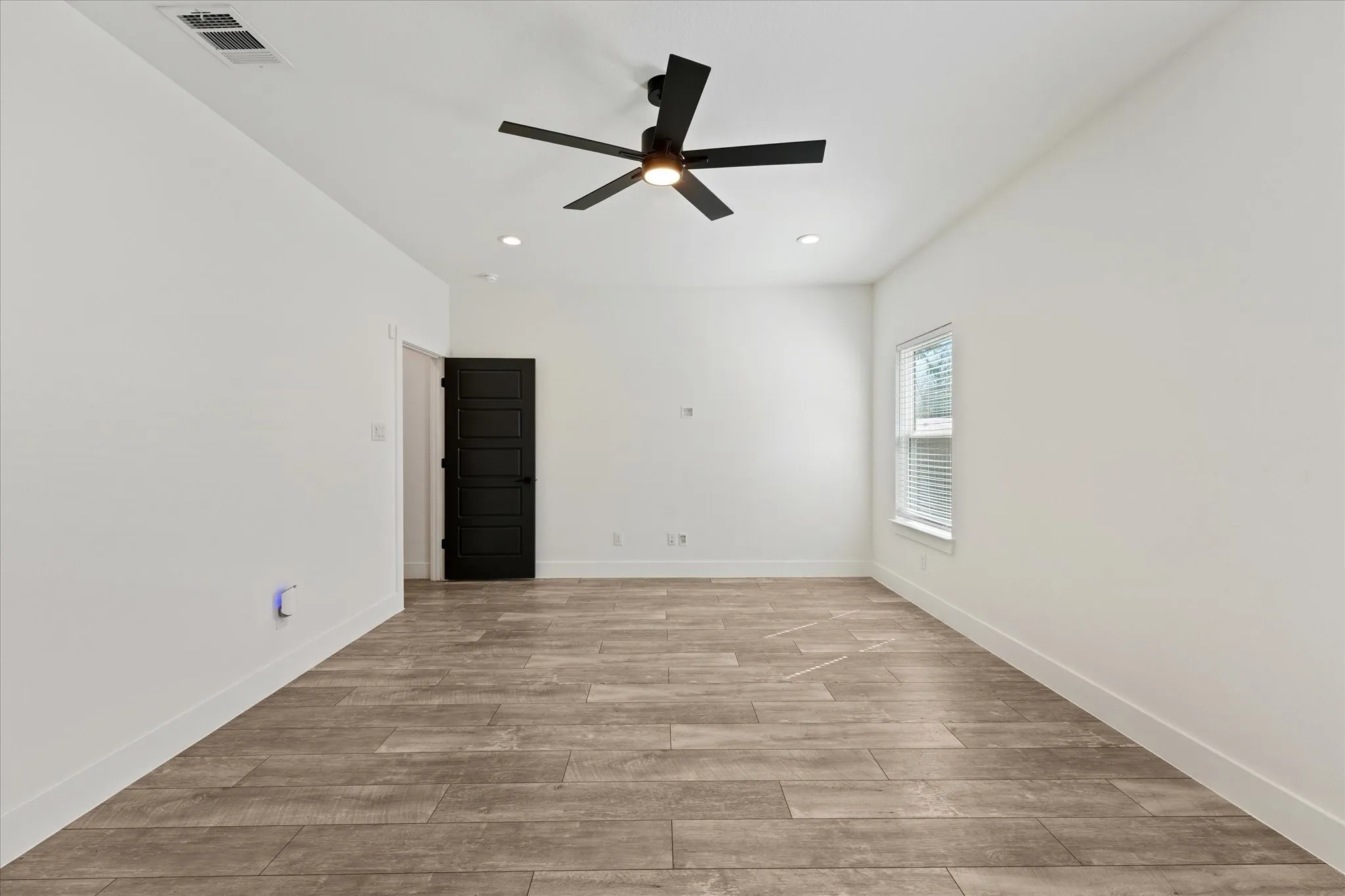 Single Family Residence For Sale in Dallas County , 3001 Fernwood Avenue, Dallas, Texas 75216, 4 Bedroom, 2 Bathroom, 1 Garage spaces, 1,738 Sqft, built in 2021, mls#21410562, Real Estate Agent in Dallas, Homes For Sale in Dallas county, Homes For Sale in Dallas, Realtor in Dallas Texas, Real Estate Brokerage Independent Realty Texas, Luminita Cordes Realtor