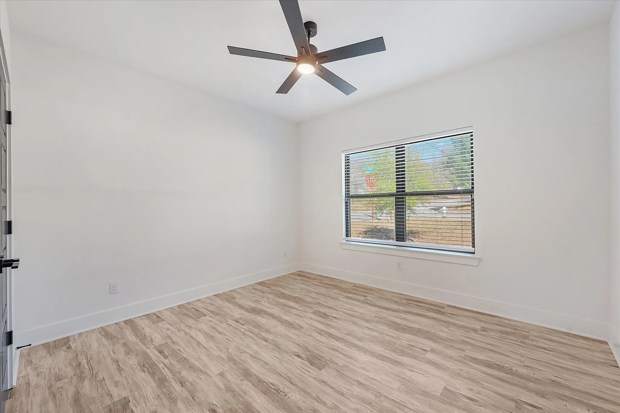 Single Family Residence For Sale in Dallas County , 3001 Fernwood Avenue, Dallas, Texas 75216, 4 Bedroom, 2 Bathroom, 1 Garage spaces, 1,738 Sqft, built in 2021, mls#21410562, Real Estate Agent in Dallas, Homes For Sale in Dallas county, Homes For Sale in Dallas, Realtor in Dallas Texas, Real Estate Brokerage Independent Realty Texas, Luminita Cordes Realtor