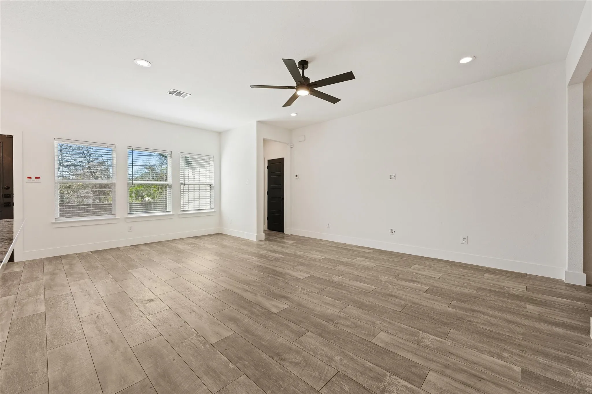 Single Family Residence For Sale in Dallas County , 3001 Fernwood Avenue, Dallas, Texas 75216, 4 Bedroom, 2 Bathroom, 1 Garage spaces, 1,738 Sqft, built in 2021, mls#21410562, Real Estate Agent in Dallas, Homes For Sale in Dallas county, Homes For Sale in Dallas, Realtor in Dallas Texas, Real Estate Brokerage Independent Realty Texas, Luminita Cordes Realtor