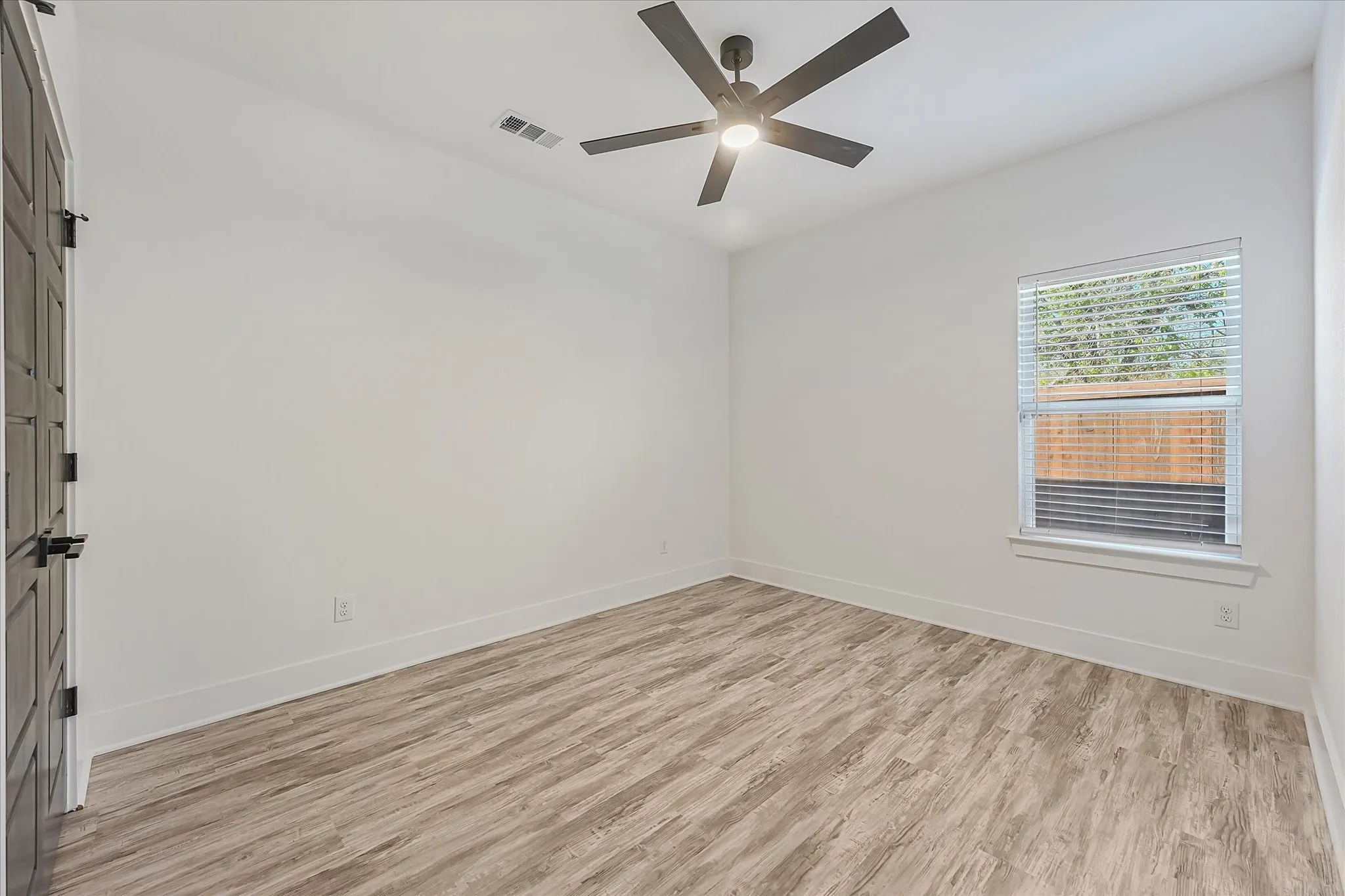 Single Family Residence For Sale in Dallas County , 3001 Fernwood Avenue, Dallas, Texas 75216, 4 Bedroom, 2 Bathroom, 1 Garage spaces, 1,738 Sqft, built in 2021, mls#21410562, Real Estate Agent in Dallas, Homes For Sale in Dallas county, Homes For Sale in Dallas, Realtor in Dallas Texas, Real Estate Brokerage Independent Realty Texas, Luminita Cordes Realtor