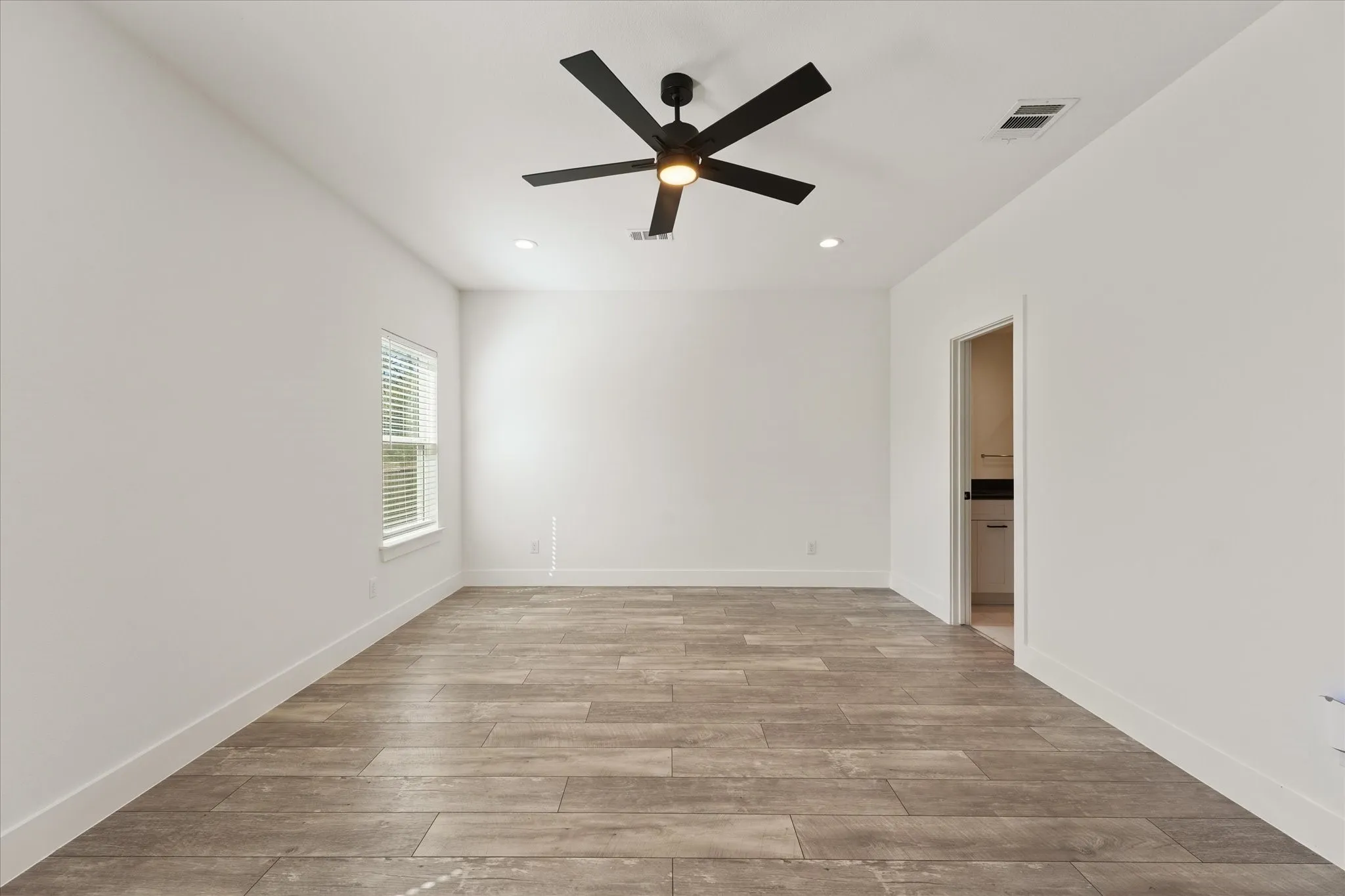 Single Family Residence For Sale in Dallas County , 3001 Fernwood Avenue, Dallas, Texas 75216, 4 Bedroom, 2 Bathroom, 1 Garage spaces, 1,738 Sqft, built in 2021, mls#21410562, Real Estate Agent in Dallas, Homes For Sale in Dallas county, Homes For Sale in Dallas, Realtor in Dallas Texas, Real Estate Brokerage Independent Realty Texas, Luminita Cordes Realtor