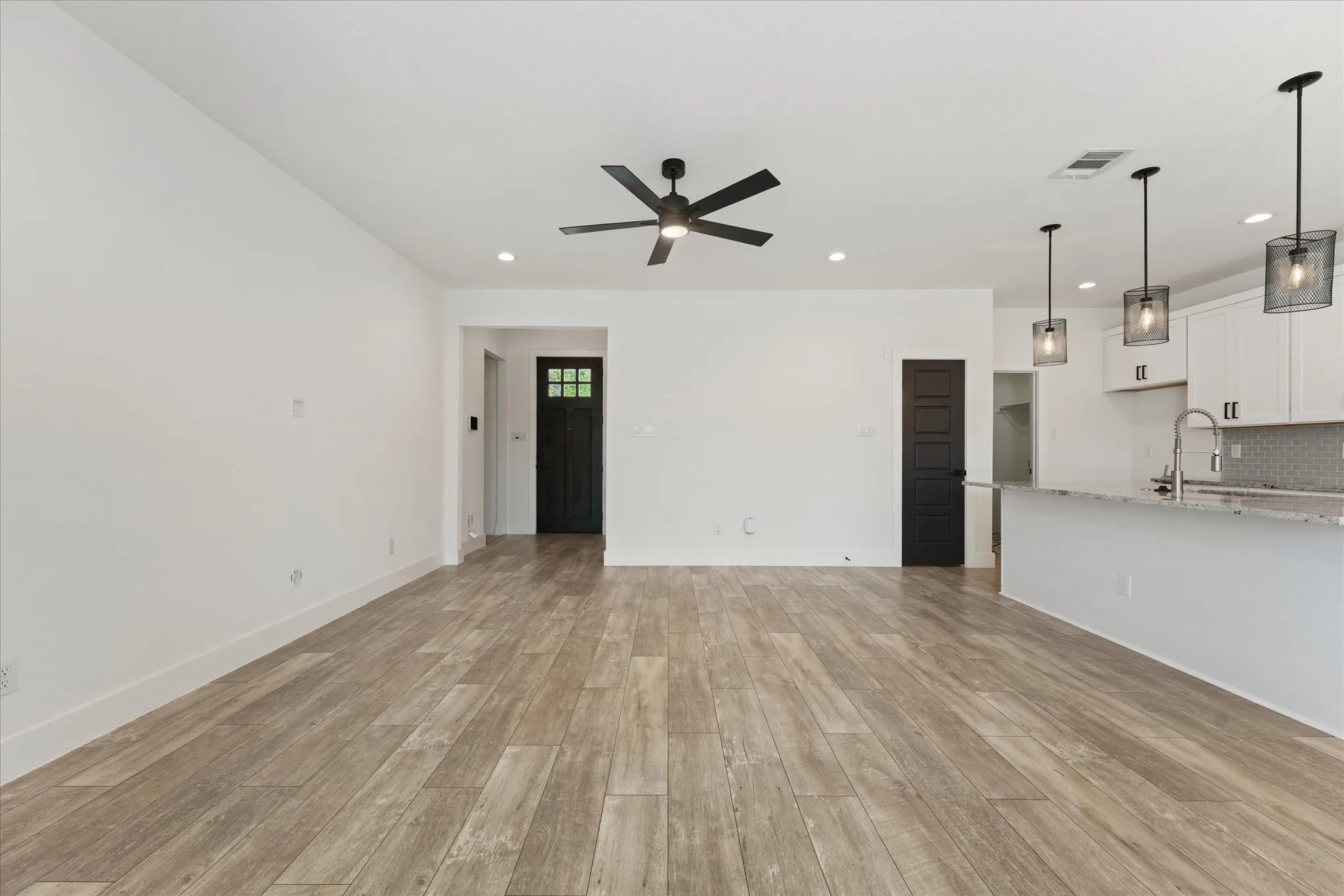 Single Family Residence For Sale in Dallas County , 3001 Fernwood Avenue, Dallas, Texas 75216, 4 Bedroom, 2 Bathroom, 1 Garage spaces, 1,738 Sqft, built in 2021, mls#21410562, Real Estate Agent in Dallas, Homes For Sale in Dallas county, Homes For Sale in Dallas, Realtor in Dallas Texas, Real Estate Brokerage Independent Realty Texas, Luminita Cordes Realtor