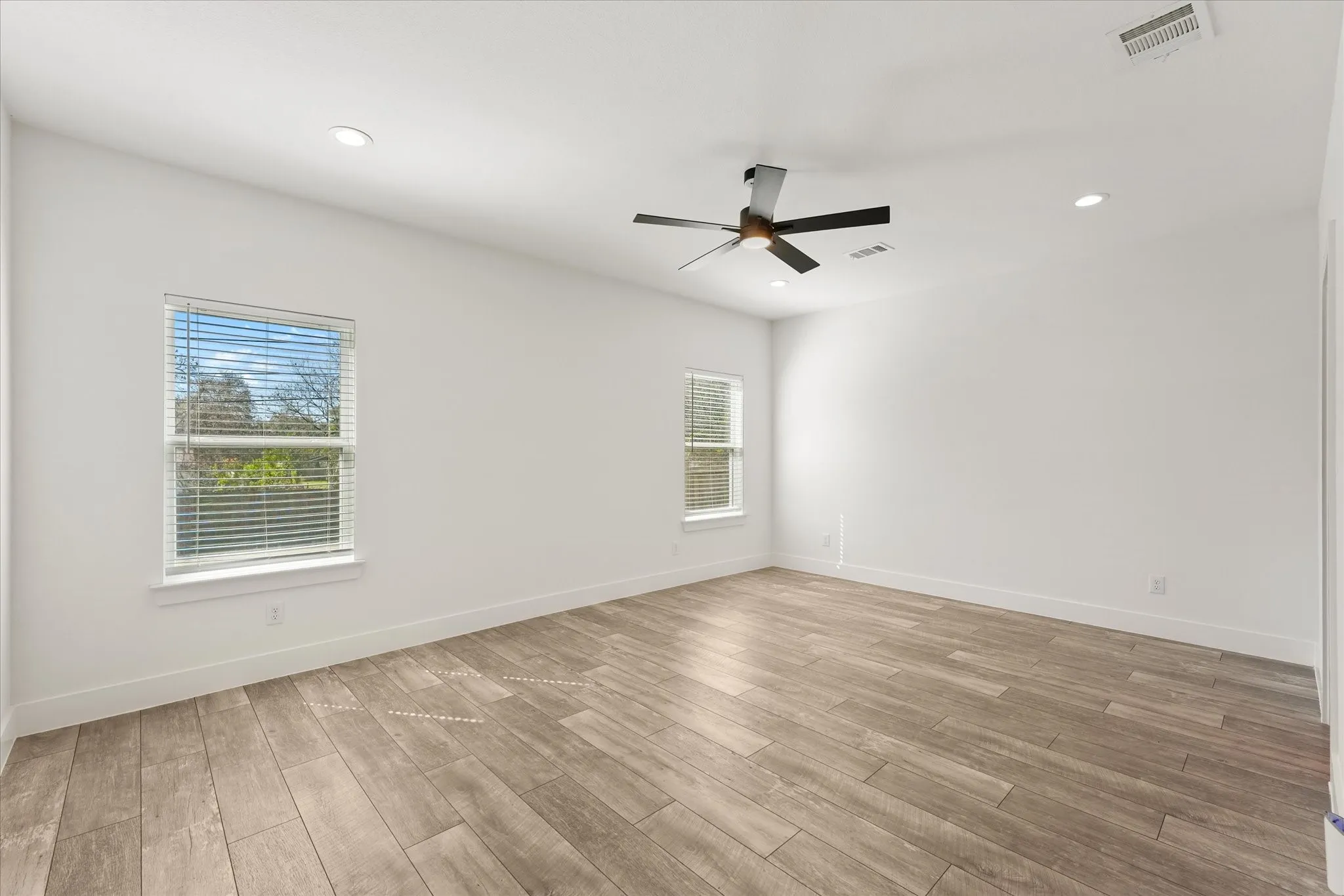 Single Family Residence For Sale in Dallas County , 3001 Fernwood Avenue, Dallas, Texas 75216, 4 Bedroom, 2 Bathroom, 1 Garage spaces, 1,738 Sqft, built in 2021, mls#21410562, Real Estate Agent in Dallas, Homes For Sale in Dallas county, Homes For Sale in Dallas, Realtor in Dallas Texas, Real Estate Brokerage Independent Realty Texas, Luminita Cordes Realtor