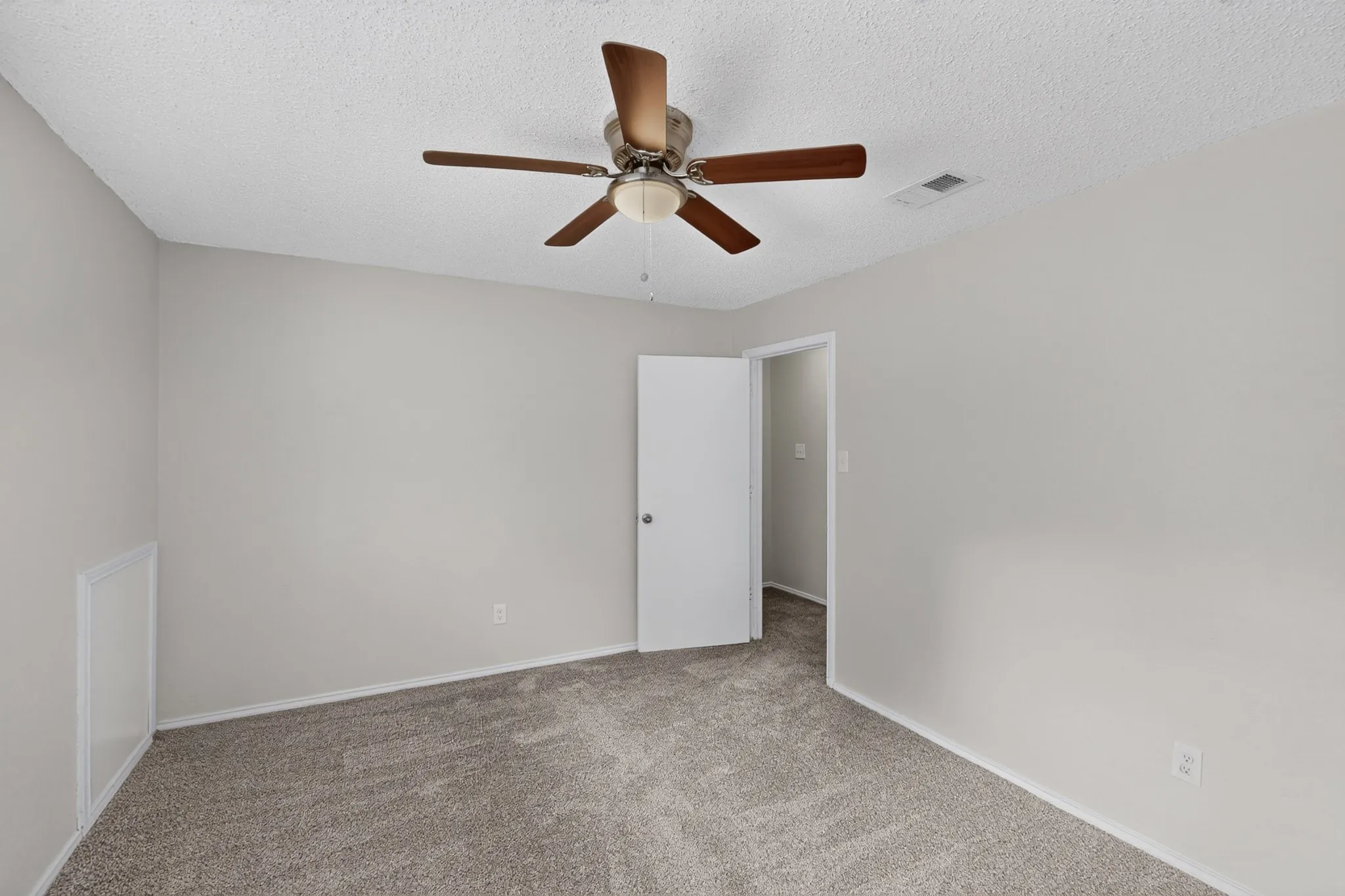 Duplex For Rent in Dallas County , 910 N Nursery Road, Irving, Texas 75061, 2 Bedroom, 2 Bathroom, 2 Garage spaces, 1,122 Sqft, built in 1981, mls#21410402, Real Estate Agent in Irving, Homes For Rent in Dallas county, Homes For Rent in Irving, Realtor in Irving Texas, Real Estate Brokerage Independent Realty Texas, Luminita Cordes Realtor
