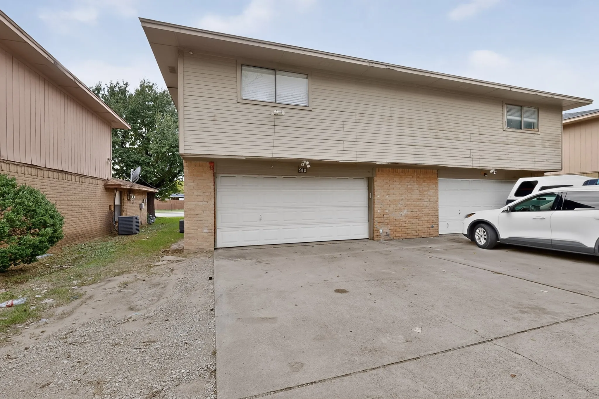 Duplex For Rent in Dallas County , 910 N Nursery Road, Irving, Texas 75061, 2 Bedroom, 2 Bathroom, 2 Garage spaces, 1,122 Sqft, built in 1981, mls#21410402, Real Estate Agent in Irving, Homes For Rent in Dallas county, Homes For Rent in Irving, Realtor in Irving Texas, Real Estate Brokerage Independent Realty Texas, Luminita Cordes Realtor