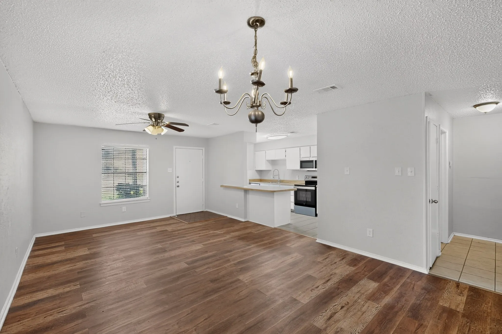 Duplex For Rent in Dallas County , 910 N Nursery Road, Irving, Texas 75061, 2 Bedroom, 2 Bathroom, 2 Garage spaces, 1,122 Sqft, built in 1981, mls#21410402, Real Estate Agent in Irving, Homes For Rent in Dallas county, Homes For Rent in Irving, Realtor in Irving Texas, Real Estate Brokerage Independent Realty Texas, Luminita Cordes Realtor
