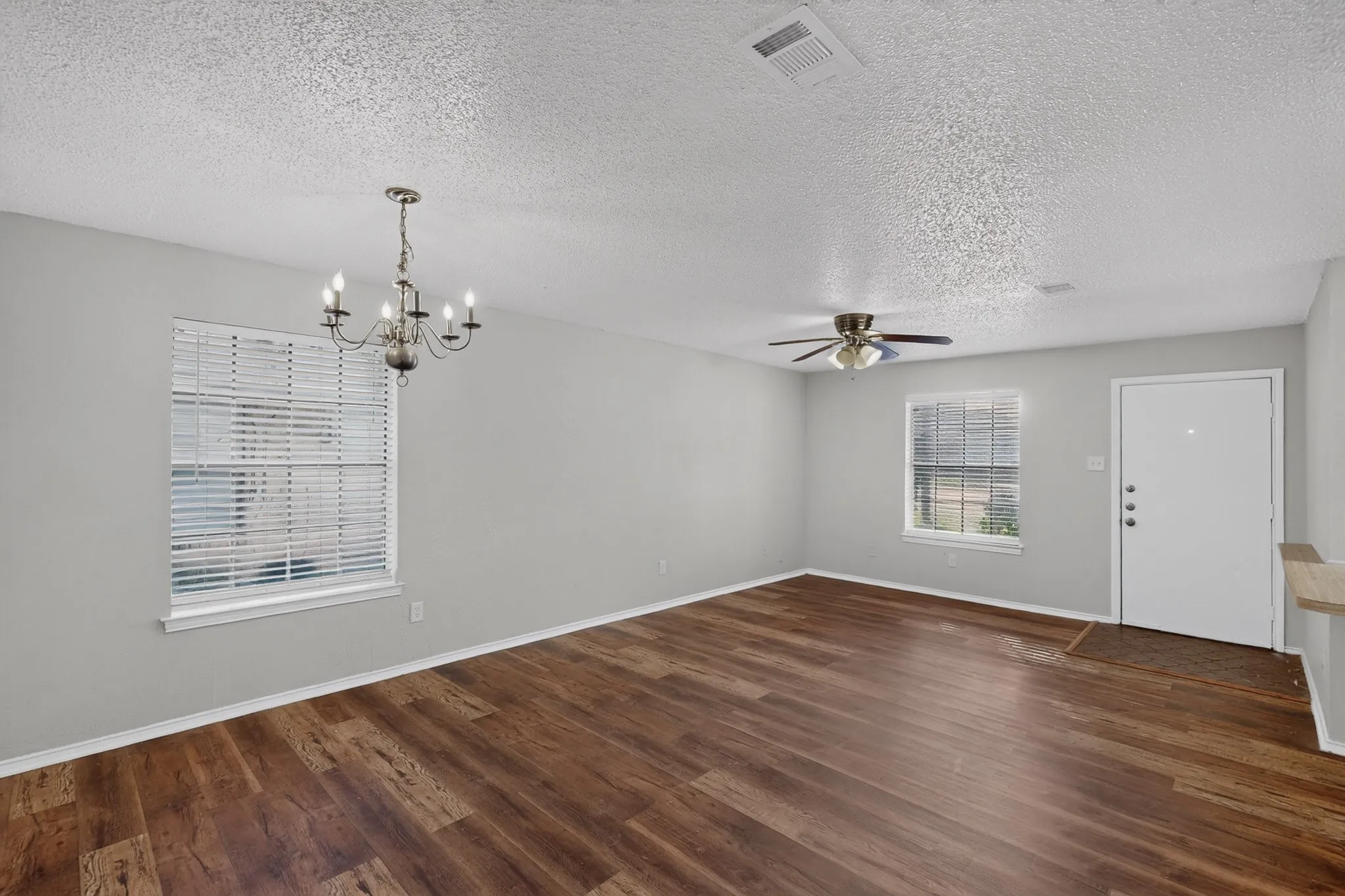 Duplex For Rent in Dallas County , 910 N Nursery Road, Irving, Texas 75061, 2 Bedroom, 2 Bathroom, 2 Garage spaces, 1,122 Sqft, built in 1981, mls#21410402, Real Estate Agent in Irving, Homes For Rent in Dallas county, Homes For Rent in Irving, Realtor in Irving Texas, Real Estate Brokerage Independent Realty Texas, Luminita Cordes Realtor