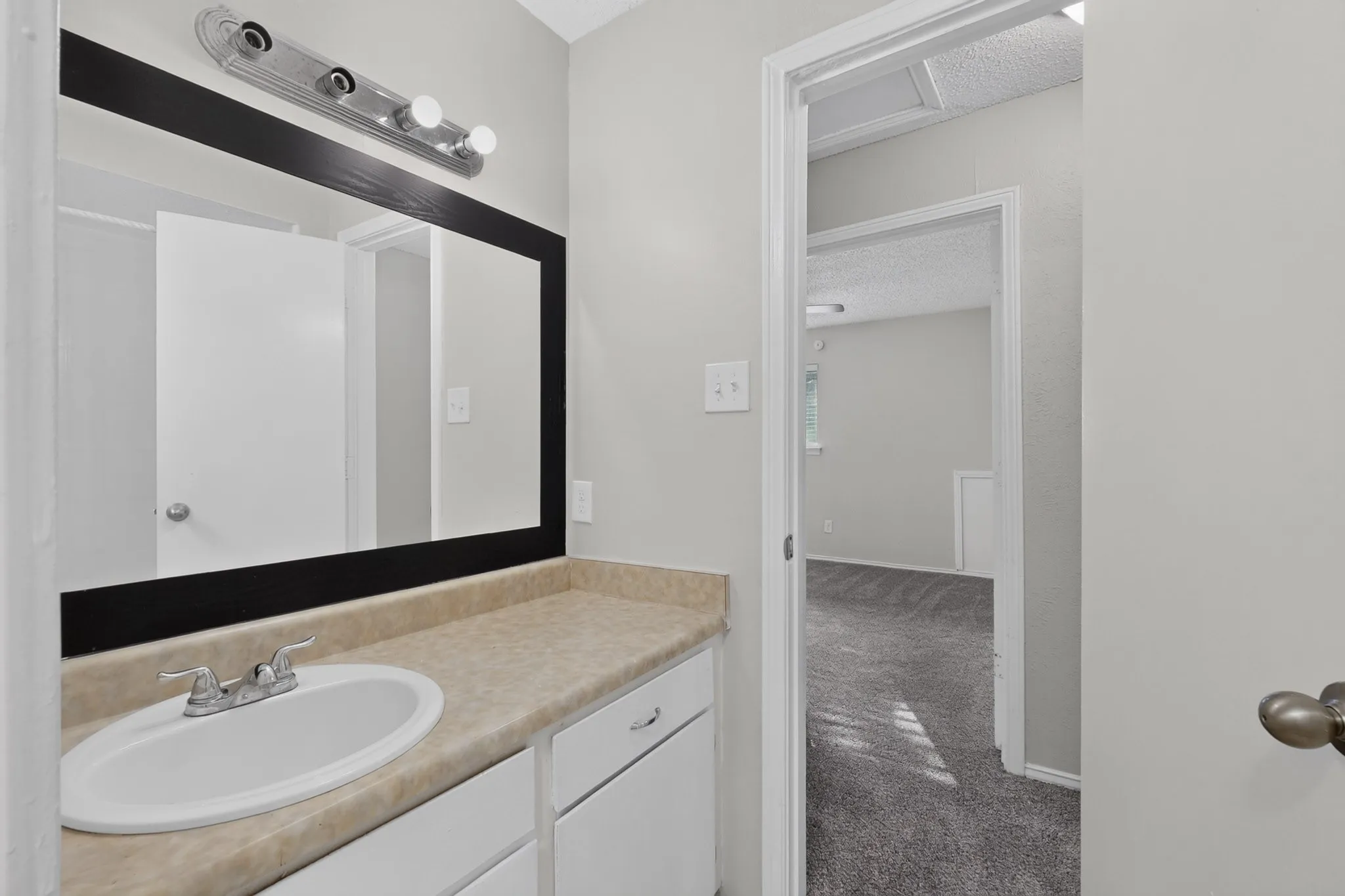 Duplex For Rent in Dallas County , 910 N Nursery Road, Irving, Texas 75061, 2 Bedroom, 2 Bathroom, 2 Garage spaces, 1,122 Sqft, built in 1981, mls#21410402, Real Estate Agent in Irving, Homes For Rent in Dallas county, Homes For Rent in Irving, Realtor in Irving Texas, Real Estate Brokerage Independent Realty Texas, Luminita Cordes Realtor