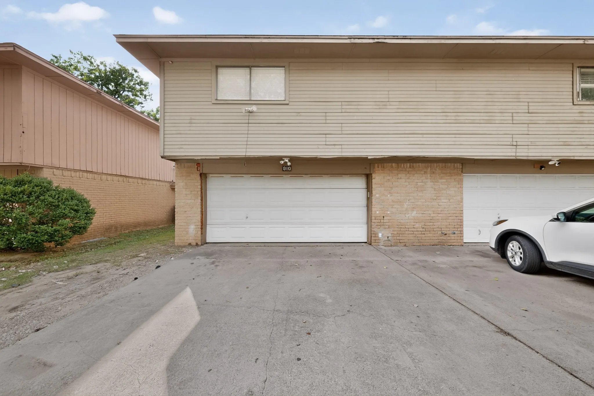Duplex For Rent in Dallas County , 910 N Nursery Road, Irving, Texas 75061, 2 Bedroom, 2 Bathroom, 2 Garage spaces, 1,122 Sqft, built in 1981, mls#21410402, Real Estate Agent in Irving, Homes For Rent in Dallas county, Homes For Rent in Irving, Realtor in Irving Texas, Real Estate Brokerage Independent Realty Texas, Luminita Cordes Realtor