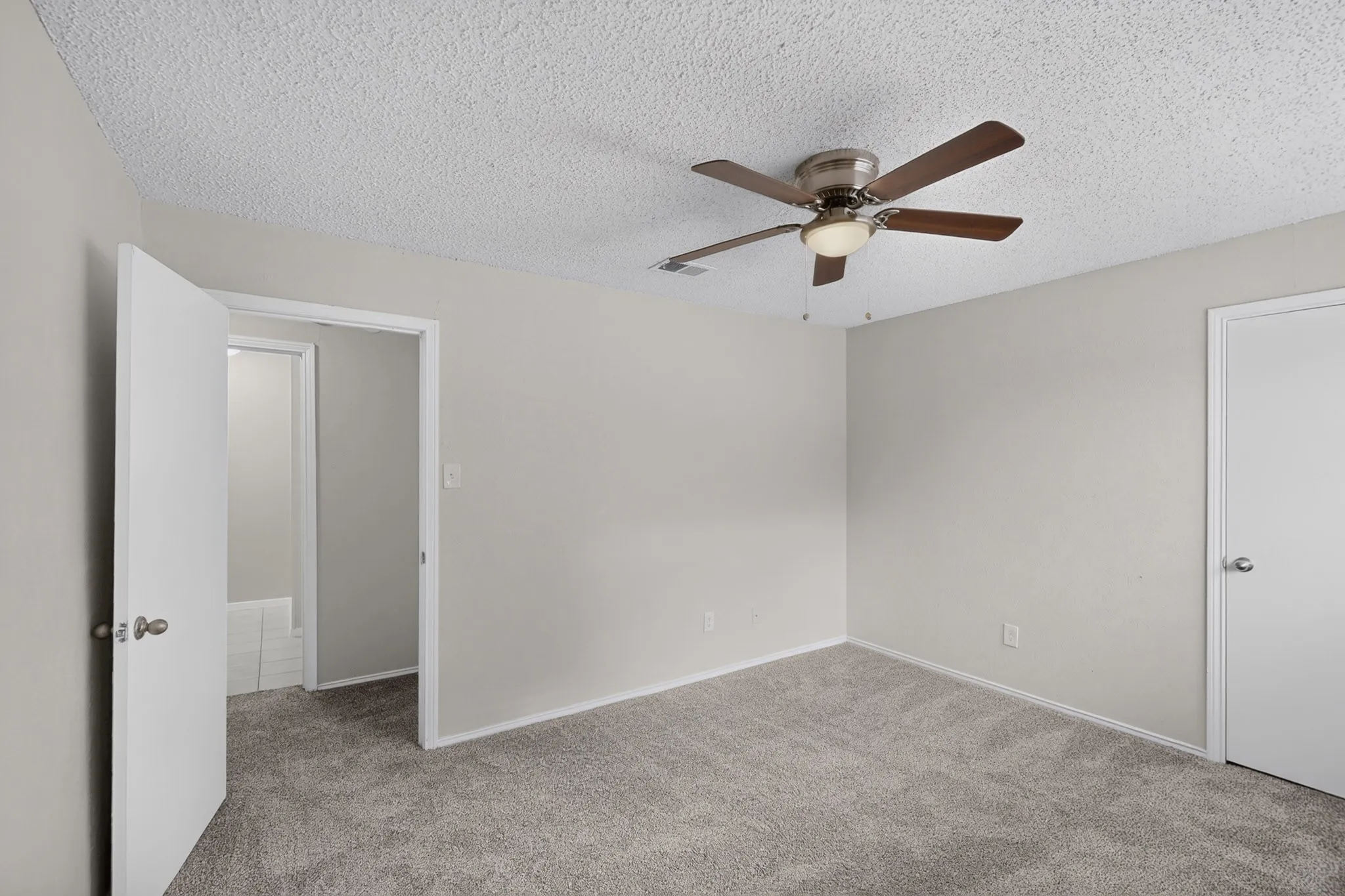 Duplex For Rent in Dallas County , 910 N Nursery Road, Irving, Texas 75061, 2 Bedroom, 2 Bathroom, 2 Garage spaces, 1,122 Sqft, built in 1981, mls#21410402, Real Estate Agent in Irving, Homes For Rent in Dallas county, Homes For Rent in Irving, Realtor in Irving Texas, Real Estate Brokerage Independent Realty Texas, Luminita Cordes Realtor