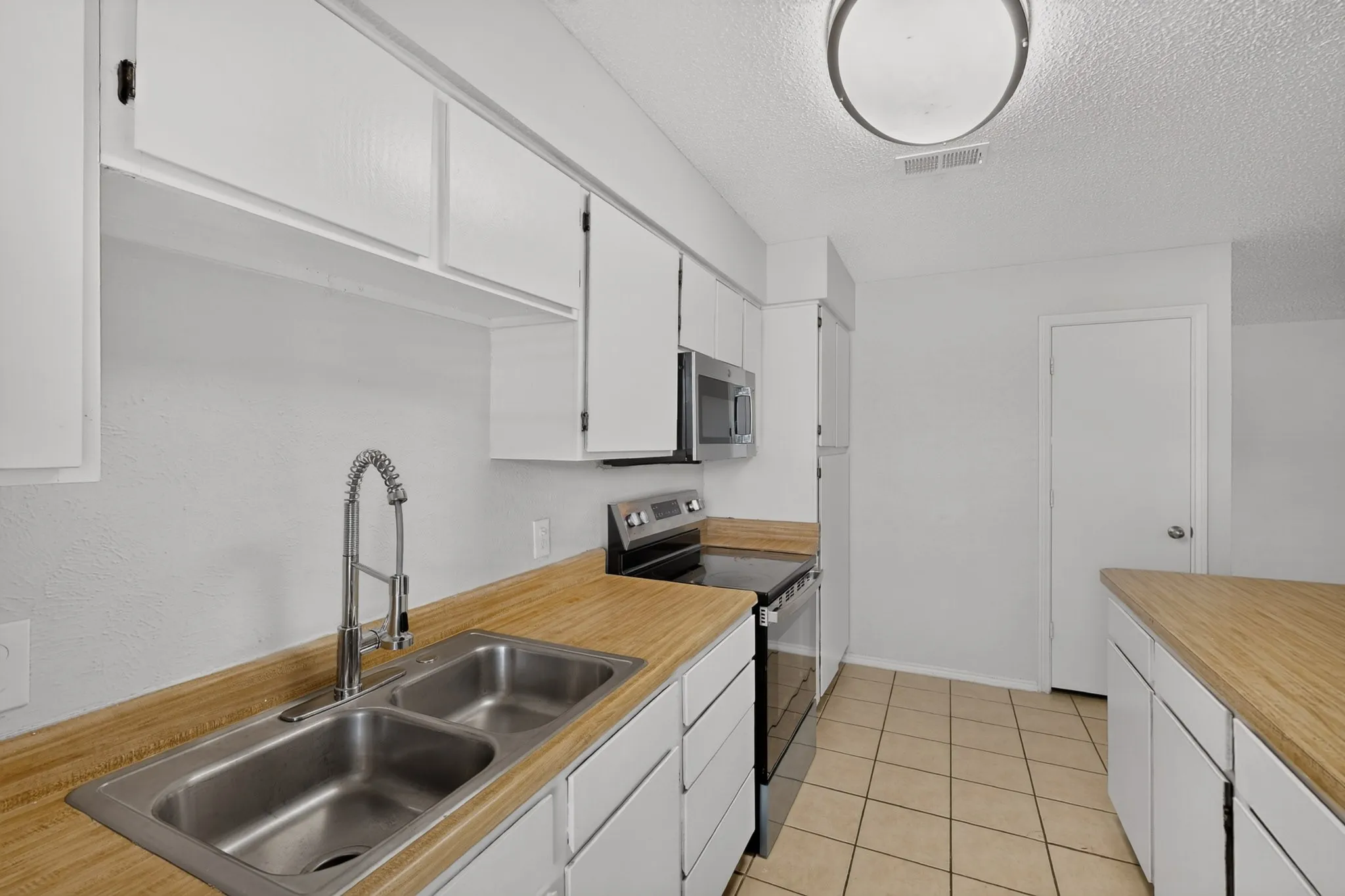 Duplex For Rent in Dallas County , 910 N Nursery Road, Irving, Texas 75061, 2 Bedroom, 2 Bathroom, 2 Garage spaces, 1,122 Sqft, built in 1981, mls#21410402, Real Estate Agent in Irving, Homes For Rent in Dallas county, Homes For Rent in Irving, Realtor in Irving Texas, Real Estate Brokerage Independent Realty Texas, Luminita Cordes Realtor