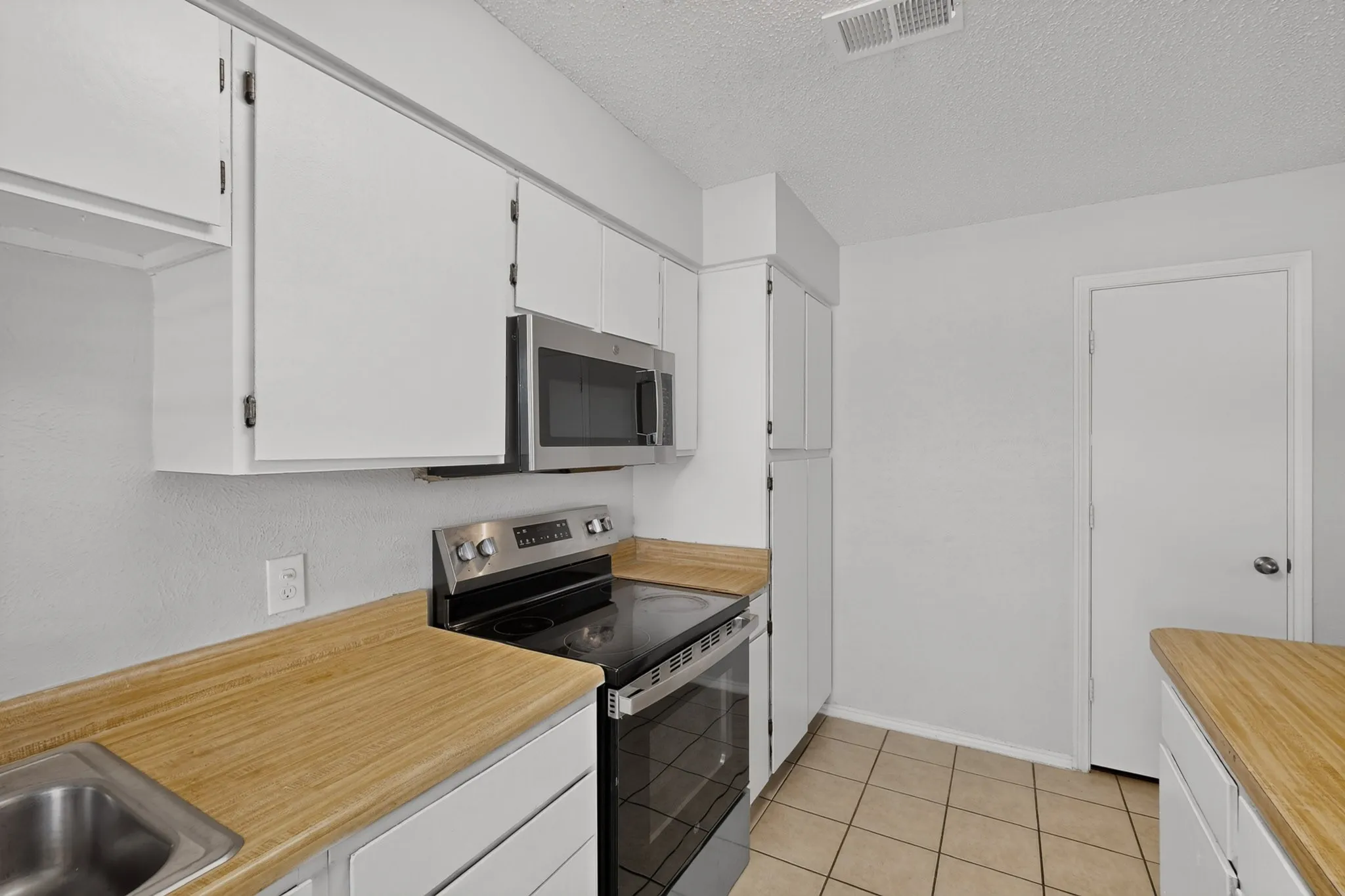 Duplex For Rent in Dallas County , 910 N Nursery Road, Irving, Texas 75061, 2 Bedroom, 2 Bathroom, 2 Garage spaces, 1,122 Sqft, built in 1981, mls#21410402, Real Estate Agent in Irving, Homes For Rent in Dallas county, Homes For Rent in Irving, Realtor in Irving Texas, Real Estate Brokerage Independent Realty Texas, Luminita Cordes Realtor
