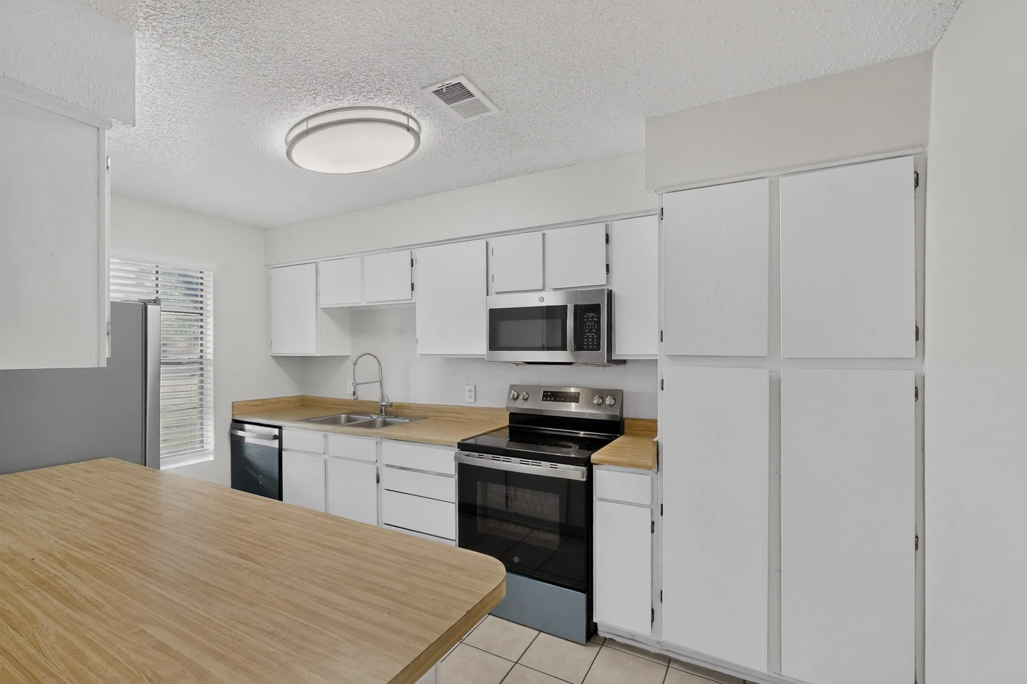 Duplex For Rent in Dallas County , 910 N Nursery Road, Irving, Texas 75061, 2 Bedroom, 2 Bathroom, 2 Garage spaces, 1,122 Sqft, built in 1981, mls#21410402, Real Estate Agent in Irving, Homes For Rent in Dallas county, Homes For Rent in Irving, Realtor in Irving Texas, Real Estate Brokerage Independent Realty Texas, Luminita Cordes Realtor