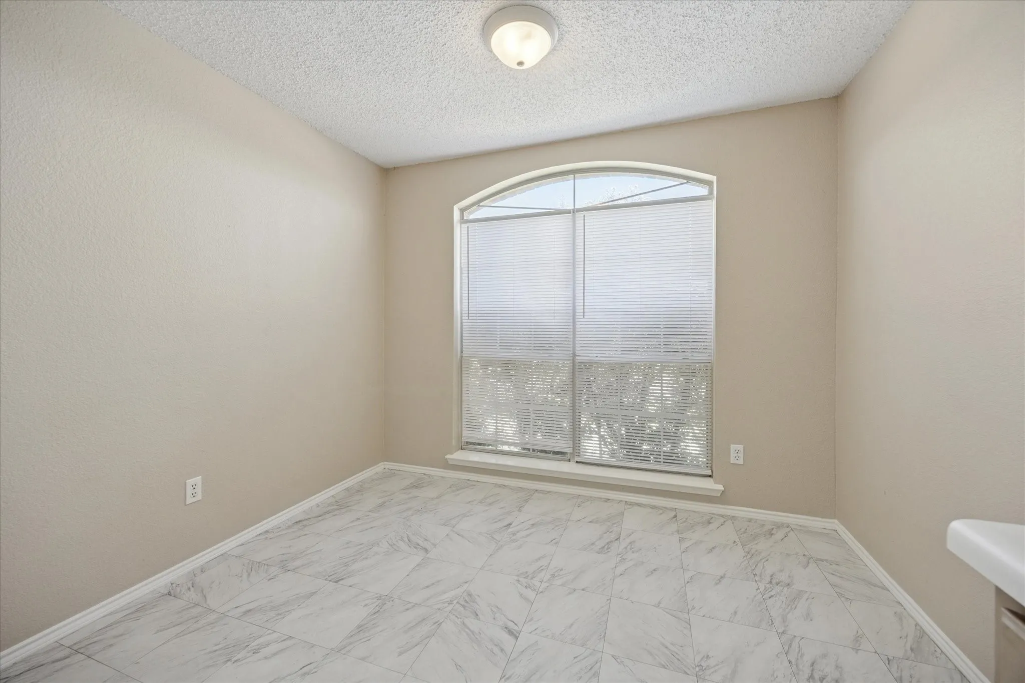 Single Family Residence For Rent in Tarrant County , 10209 Westward Drive, Fort Worth, Texas 76108, 3 Bedroom, 2 Bathroom, 2 Garage spaces, 1,288 Sqft, built in 1994, mls#21410261, Real Estate Agent in Fort Worth, Homes For Rent in Tarrant county, Homes For Rent in Fort Worth, Realtor in Fort Worth Texas, Real Estate Brokerage Independent Realty Texas, Luminita Cordes Realtor