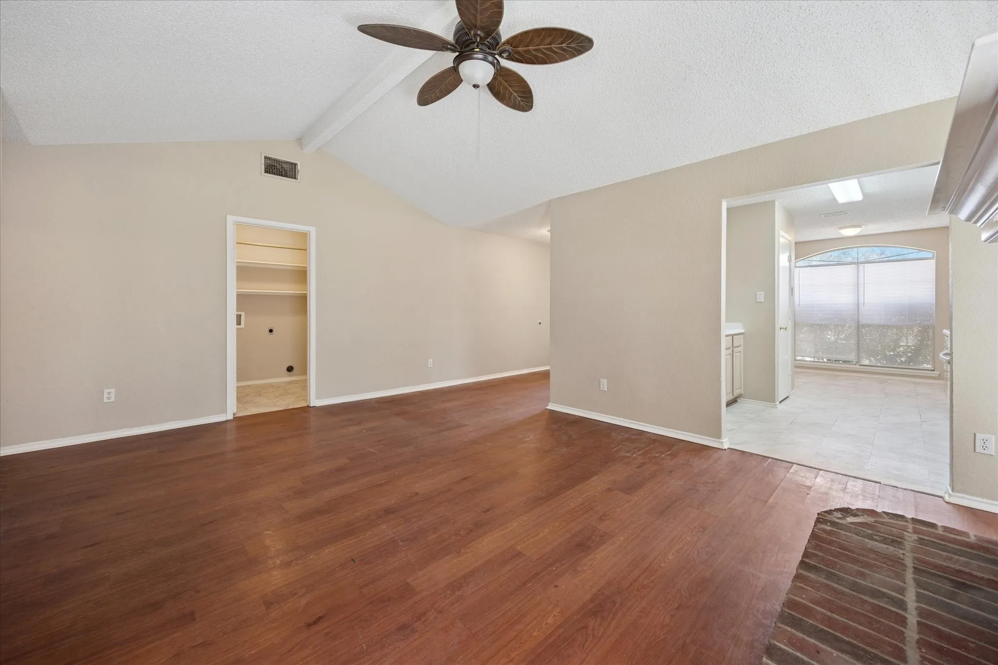 Single Family Residence For Rent in Tarrant County , 10209 Westward Drive, Fort Worth, Texas 76108, 3 Bedroom, 2 Bathroom, 2 Garage spaces, 1,288 Sqft, built in 1994, mls#21410261, Real Estate Agent in Fort Worth, Homes For Rent in Tarrant county, Homes For Rent in Fort Worth, Realtor in Fort Worth Texas, Real Estate Brokerage Independent Realty Texas, Luminita Cordes Realtor