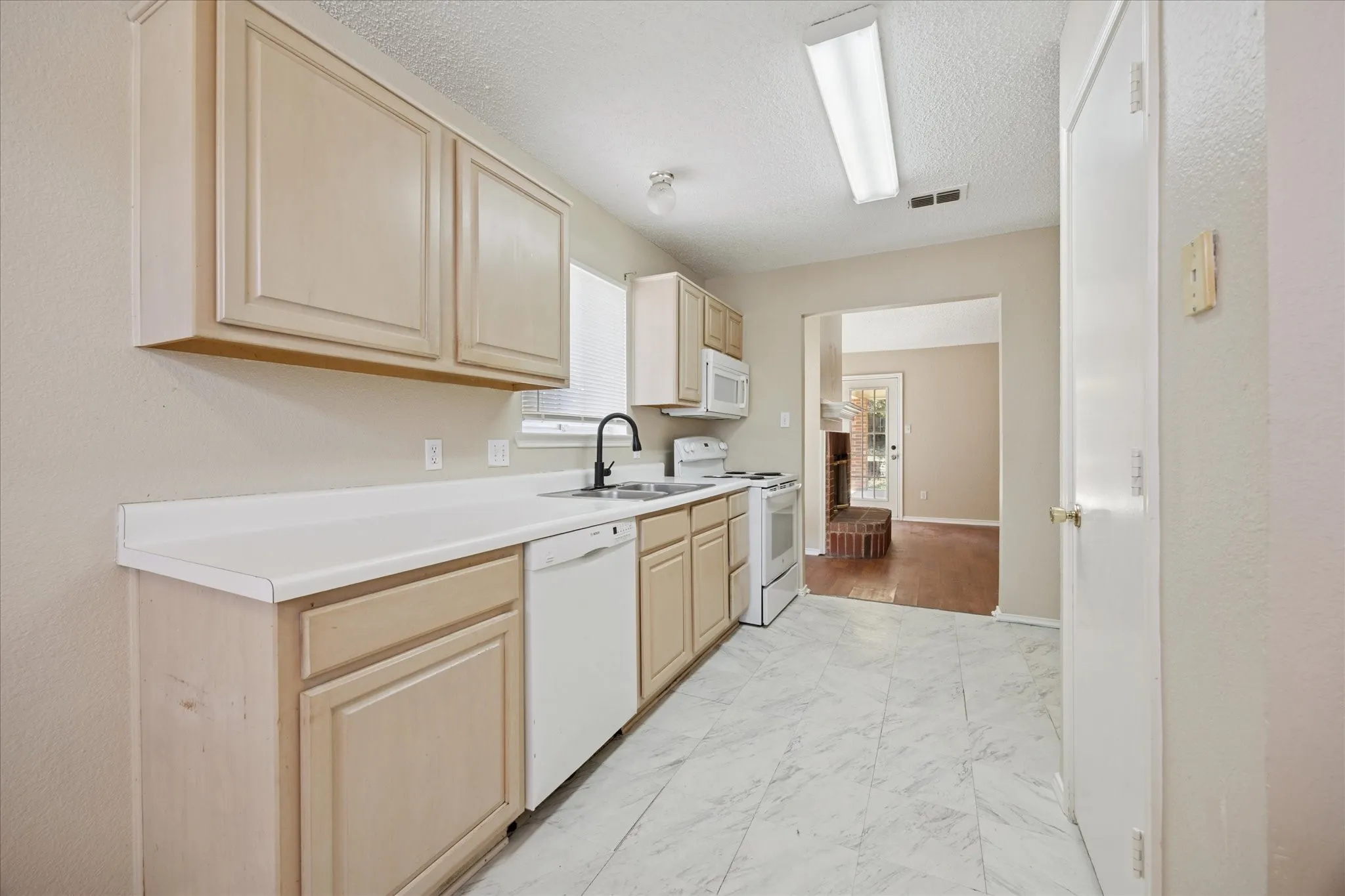 Single Family Residence For Rent in Tarrant County , 10209 Westward Drive, Fort Worth, Texas 76108, 3 Bedroom, 2 Bathroom, 2 Garage spaces, 1,288 Sqft, built in 1994, mls#21410261, Real Estate Agent in Fort Worth, Homes For Rent in Tarrant county, Homes For Rent in Fort Worth, Realtor in Fort Worth Texas, Real Estate Brokerage Independent Realty Texas, Luminita Cordes Realtor