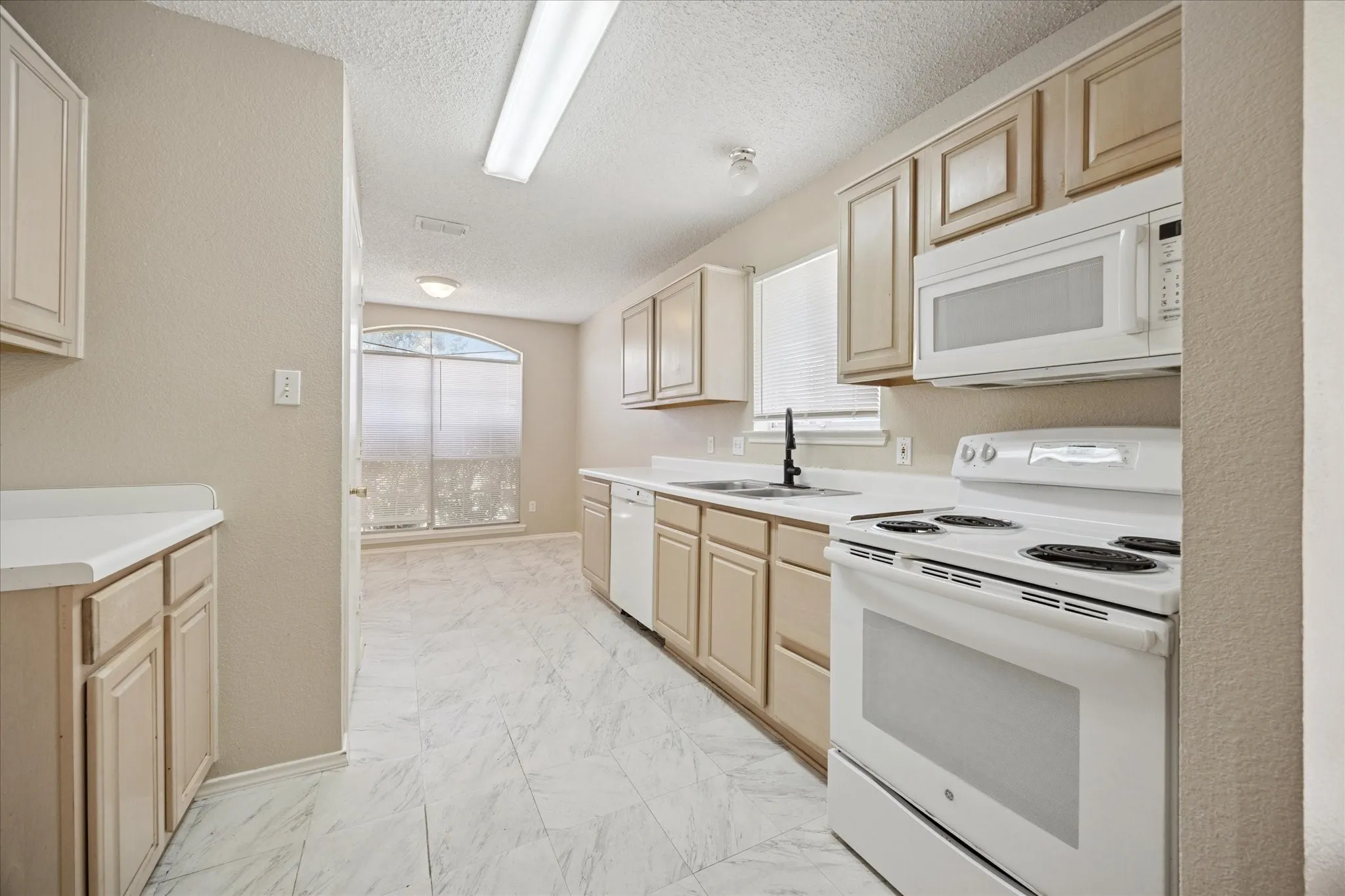 Single Family Residence For Rent in Tarrant County , 10209 Westward Drive, Fort Worth, Texas 76108, 3 Bedroom, 2 Bathroom, 2 Garage spaces, 1,288 Sqft, built in 1994, mls#21410261, Real Estate Agent in Fort Worth, Homes For Rent in Tarrant county, Homes For Rent in Fort Worth, Realtor in Fort Worth Texas, Real Estate Brokerage Independent Realty Texas, Luminita Cordes Realtor
