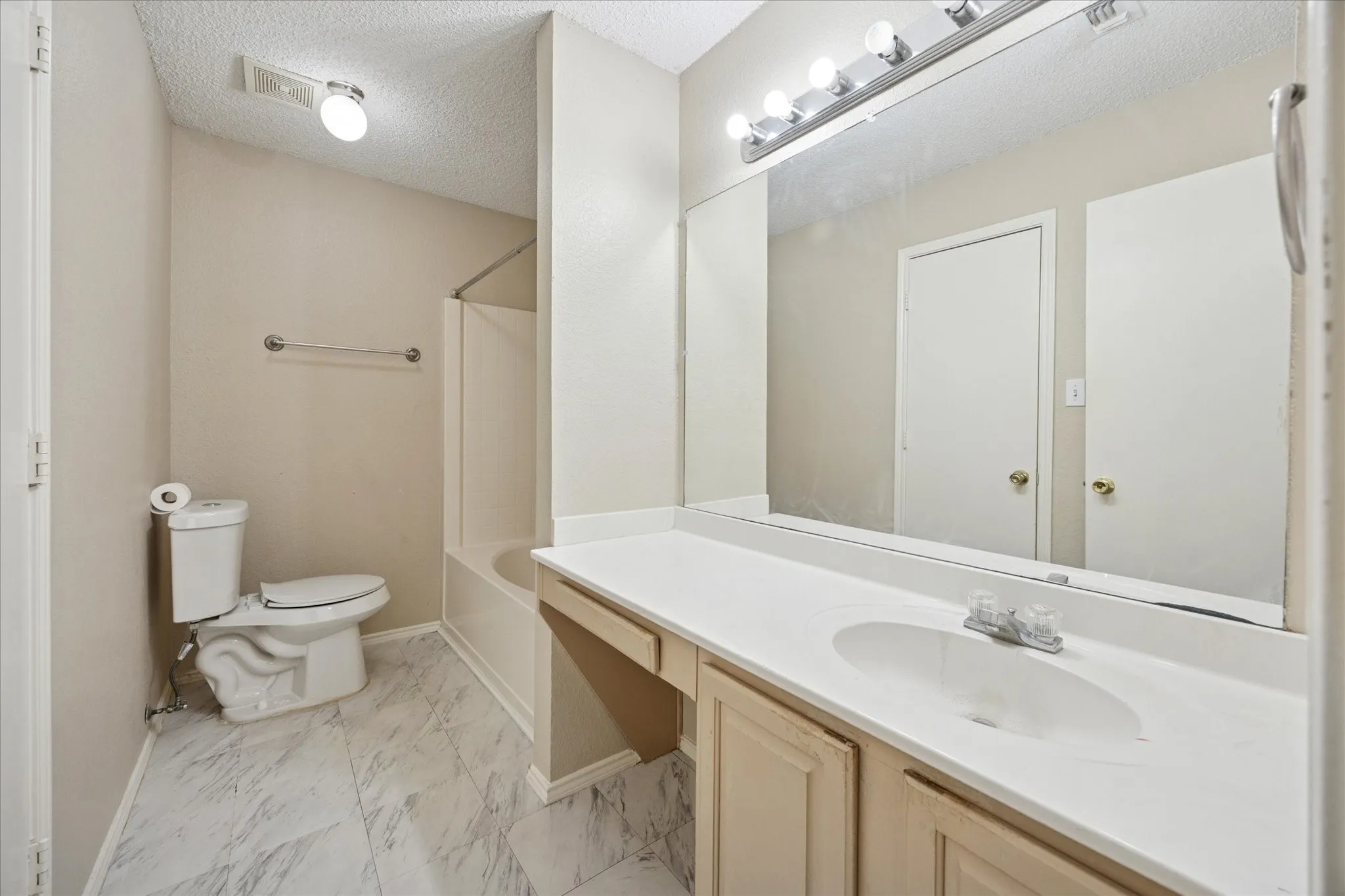Single Family Residence For Rent in Tarrant County , 10209 Westward Drive, Fort Worth, Texas 76108, 3 Bedroom, 2 Bathroom, 2 Garage spaces, 1,288 Sqft, built in 1994, mls#21410261, Real Estate Agent in Fort Worth, Homes For Rent in Tarrant county, Homes For Rent in Fort Worth, Realtor in Fort Worth Texas, Real Estate Brokerage Independent Realty Texas, Luminita Cordes Realtor