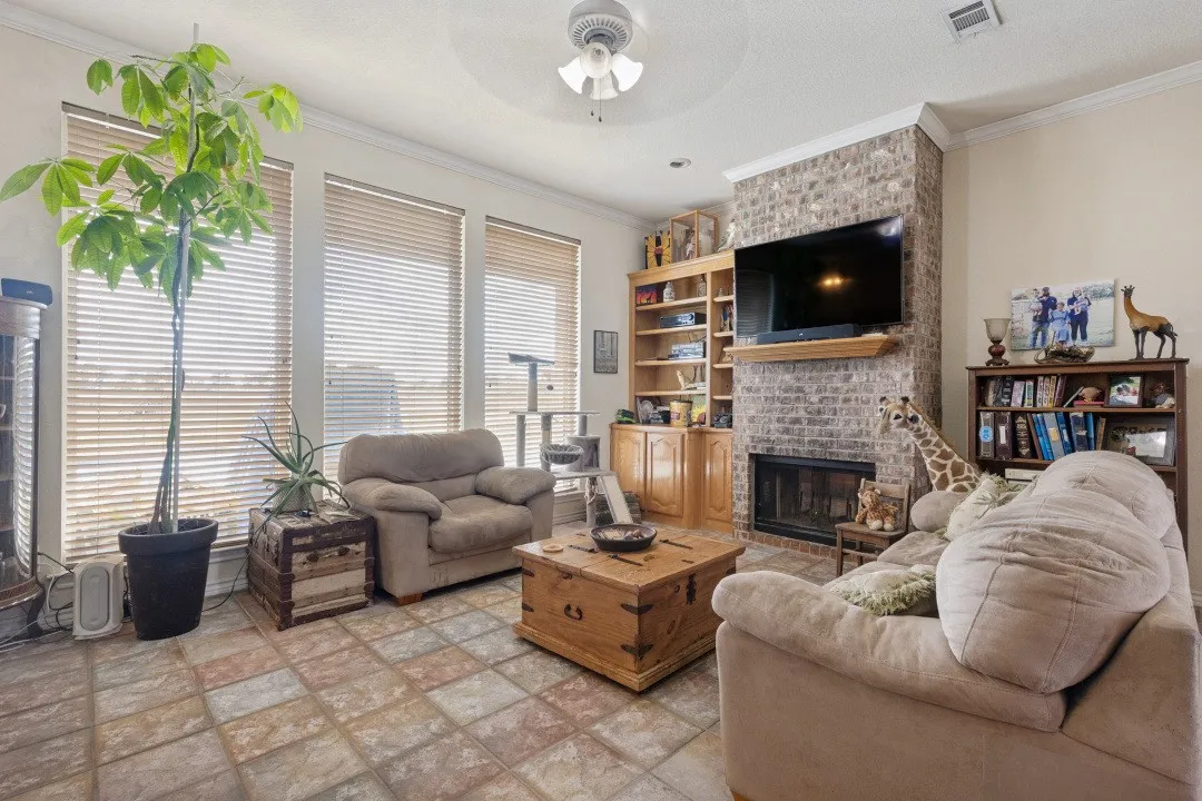 Single Family Residence For Sale in Parker County , 609 South Drive, Springtown, Texas 76082, 4 Bedroom, 2 Bathroom, 2 Garage spaces, 2,293 Sqft, built in 2003, mls#21410860, Real Estate Agent in Springtown, Homes For Sale in Parker county, Homes For Sale in Springtown, Realtor in Springtown Texas, Real Estate Brokerage Independent Realty Texas, Luminita Cordes Realtor