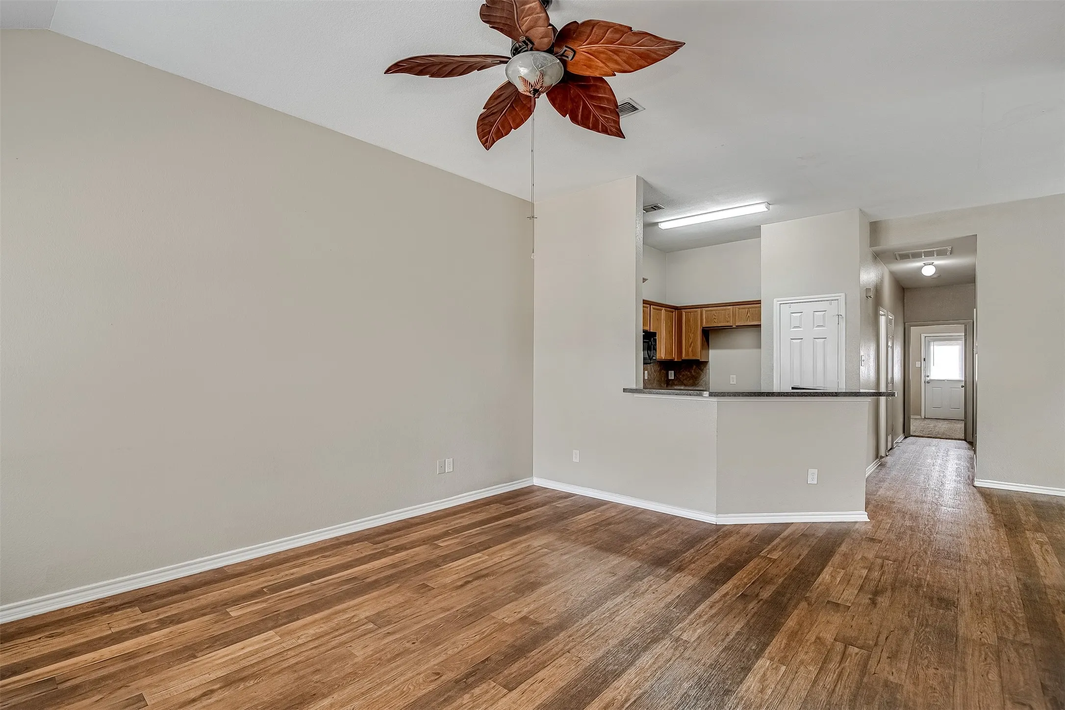 Duplex For Rent in Tarrant County , 824 Walnut Street, Burleson, Texas 76028, 3 Bedroom, 2 Bathroom, 1 Garage spaces, 1,221 Sqft, built in 2007, mls#21410868, Real Estate Agent in Burleson, Homes For Rent in Tarrant county, Homes For Rent in Burleson, Realtor in Burleson Texas, Real Estate Brokerage Independent Realty Texas, Luminita Cordes Realtor