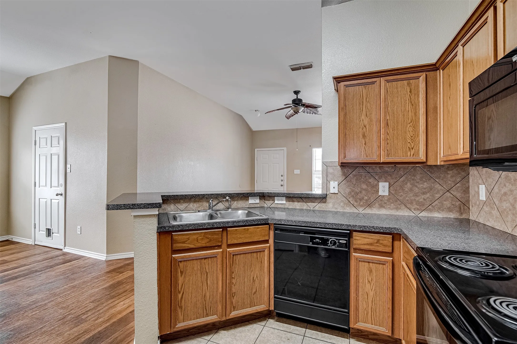Duplex For Rent in Tarrant County , 824 Walnut Street, Burleson, Texas 76028, 3 Bedroom, 2 Bathroom, 1 Garage spaces, 1,221 Sqft, built in 2007, mls#21410868, Real Estate Agent in Burleson, Homes For Rent in Tarrant county, Homes For Rent in Burleson, Realtor in Burleson Texas, Real Estate Brokerage Independent Realty Texas, Luminita Cordes Realtor
