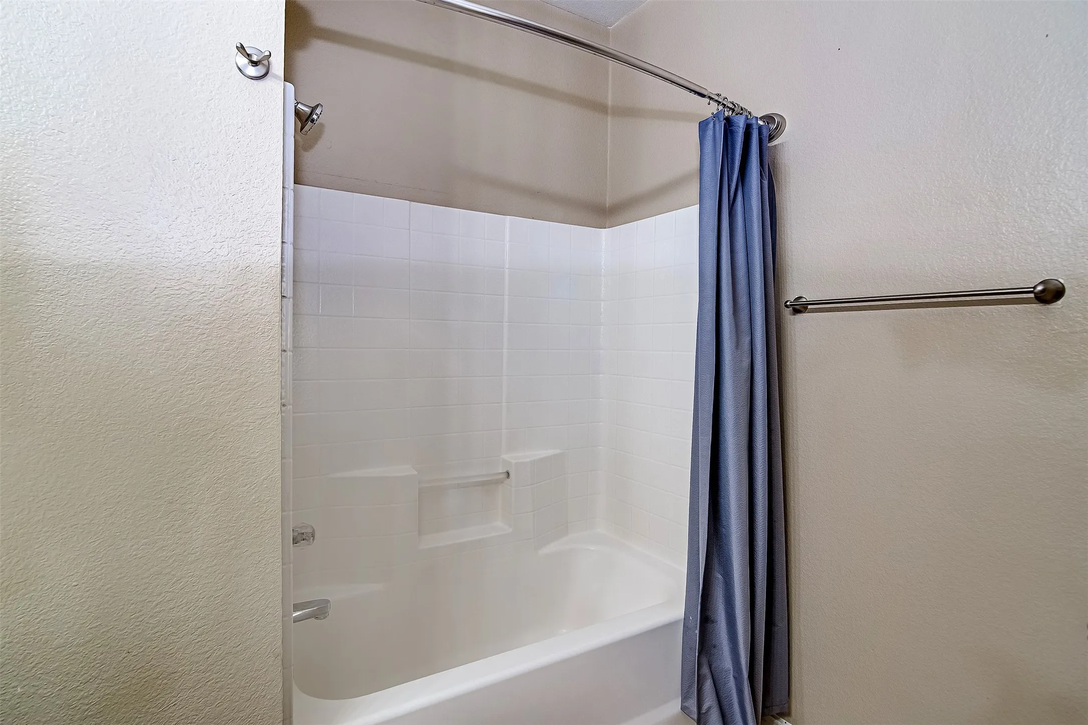 Duplex For Rent in Tarrant County , 824 Walnut Street, Burleson, Texas 76028, 3 Bedroom, 2 Bathroom, 1 Garage spaces, 1,221 Sqft, built in 2007, mls#21410868, Real Estate Agent in Burleson, Homes For Rent in Tarrant county, Homes For Rent in Burleson, Realtor in Burleson Texas, Real Estate Brokerage Independent Realty Texas, Luminita Cordes Realtor