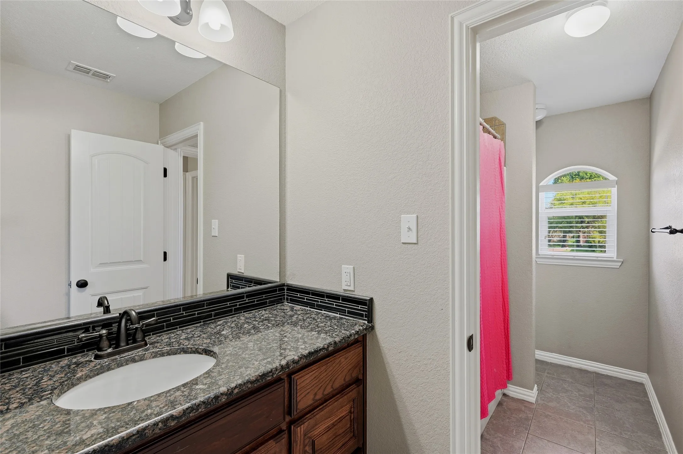 Single Family Residence For Sale in Grayson County , 2130 Park Ridge, Denison, Texas 75020, 3 Bedroom, 3 Bathroom, 2 Garage spaces, 2,623 Sqft, built in 2013, mls#21410468, Real Estate Agent in Denison, Homes For Sale in Grayson county, Homes For Sale in Denison, Realtor in Denison Texas, Real Estate Brokerage Independent Realty Texas, Luminita Cordes Realtor