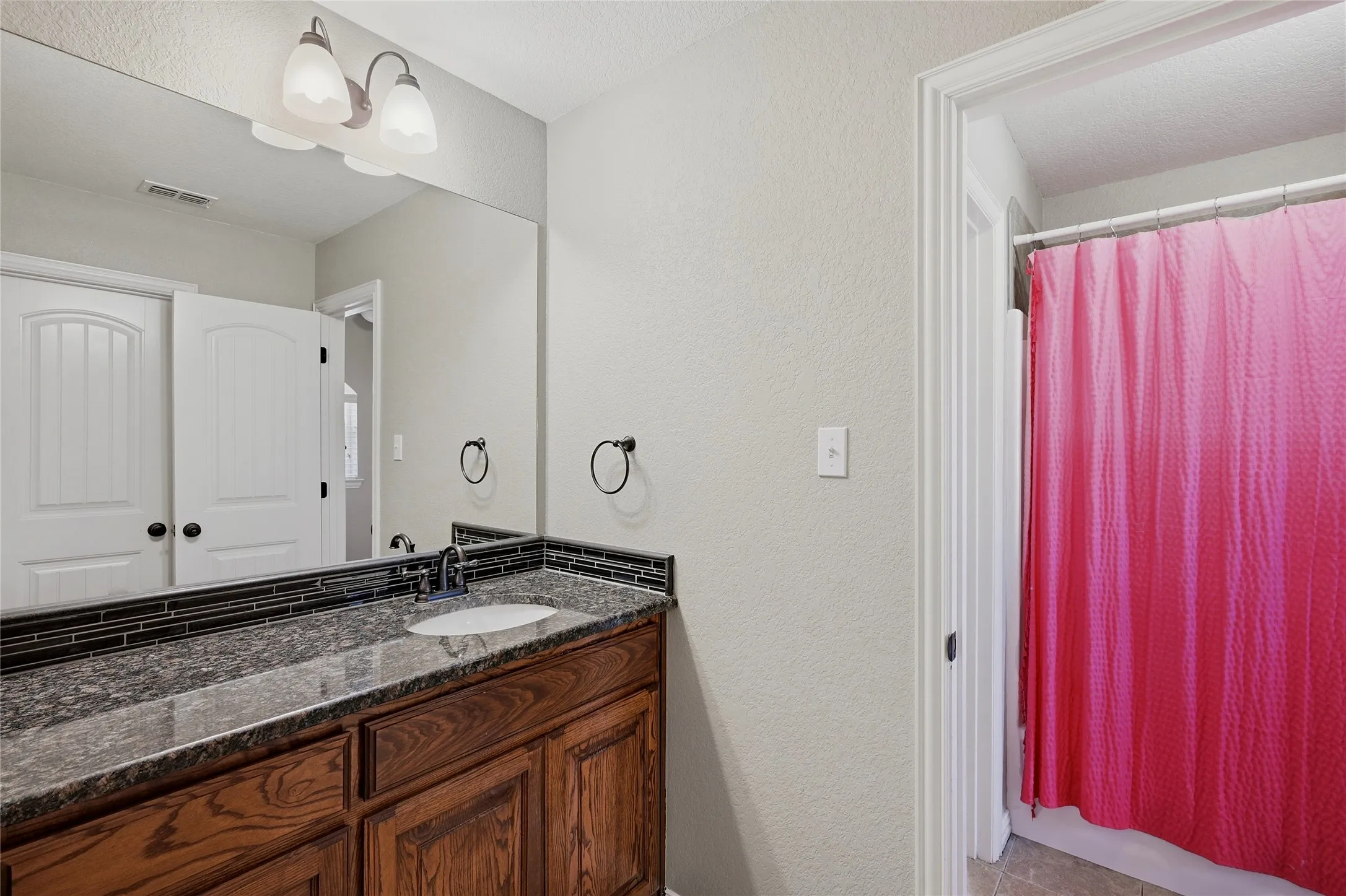 Single Family Residence For Sale in Grayson County , 2130 Park Ridge, Denison, Texas 75020, 3 Bedroom, 3 Bathroom, 2 Garage spaces, 2,623 Sqft, built in 2013, mls#21410468, Real Estate Agent in Denison, Homes For Sale in Grayson county, Homes For Sale in Denison, Realtor in Denison Texas, Real Estate Brokerage Independent Realty Texas, Luminita Cordes Realtor
