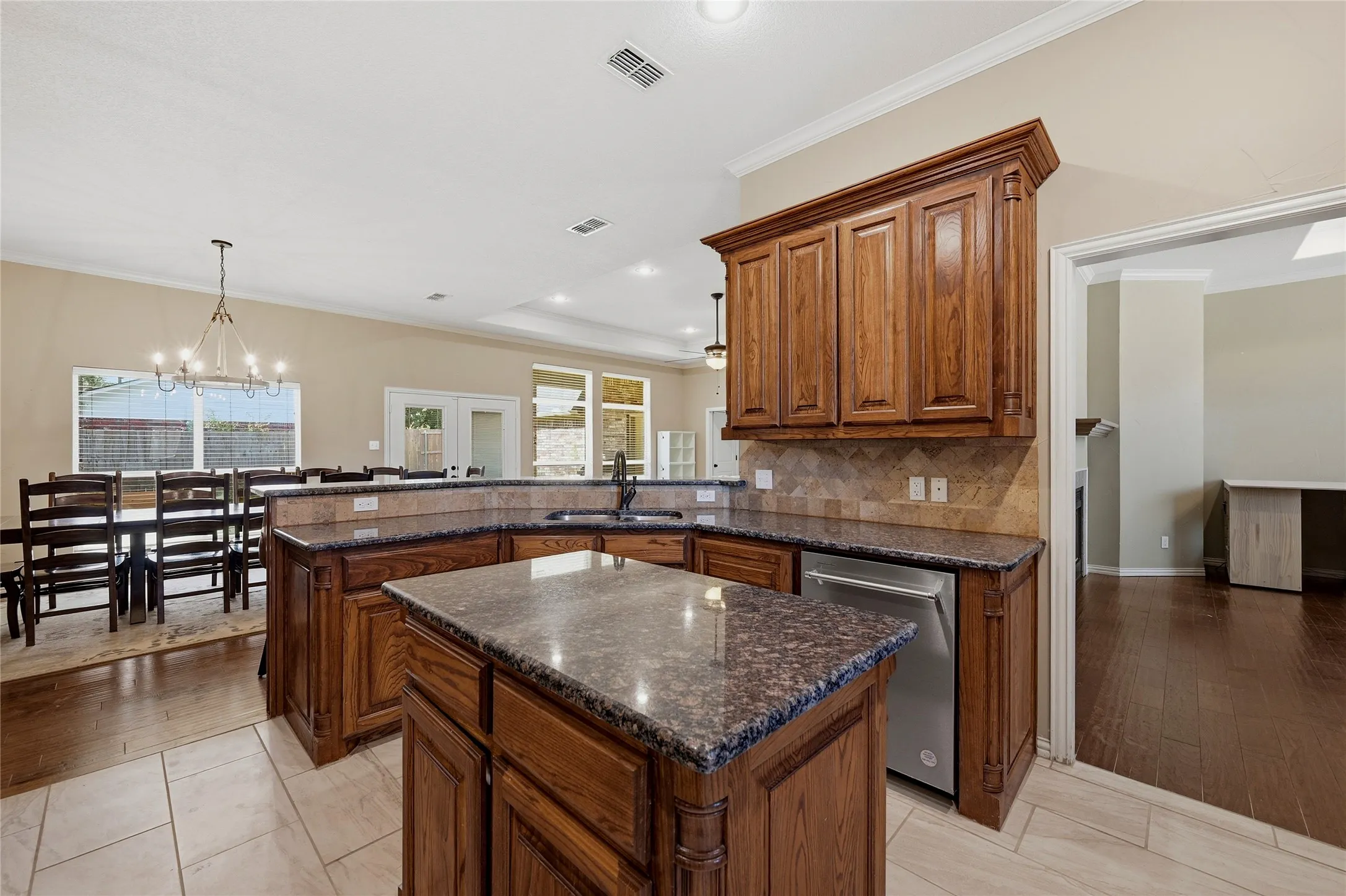 Single Family Residence For Sale in Grayson County , 2130 Park Ridge, Denison, Texas 75020, 3 Bedroom, 3 Bathroom, 2 Garage spaces, 2,623 Sqft, built in 2013, mls#21410468, Real Estate Agent in Denison, Homes For Sale in Grayson county, Homes For Sale in Denison, Realtor in Denison Texas, Real Estate Brokerage Independent Realty Texas, Luminita Cordes Realtor