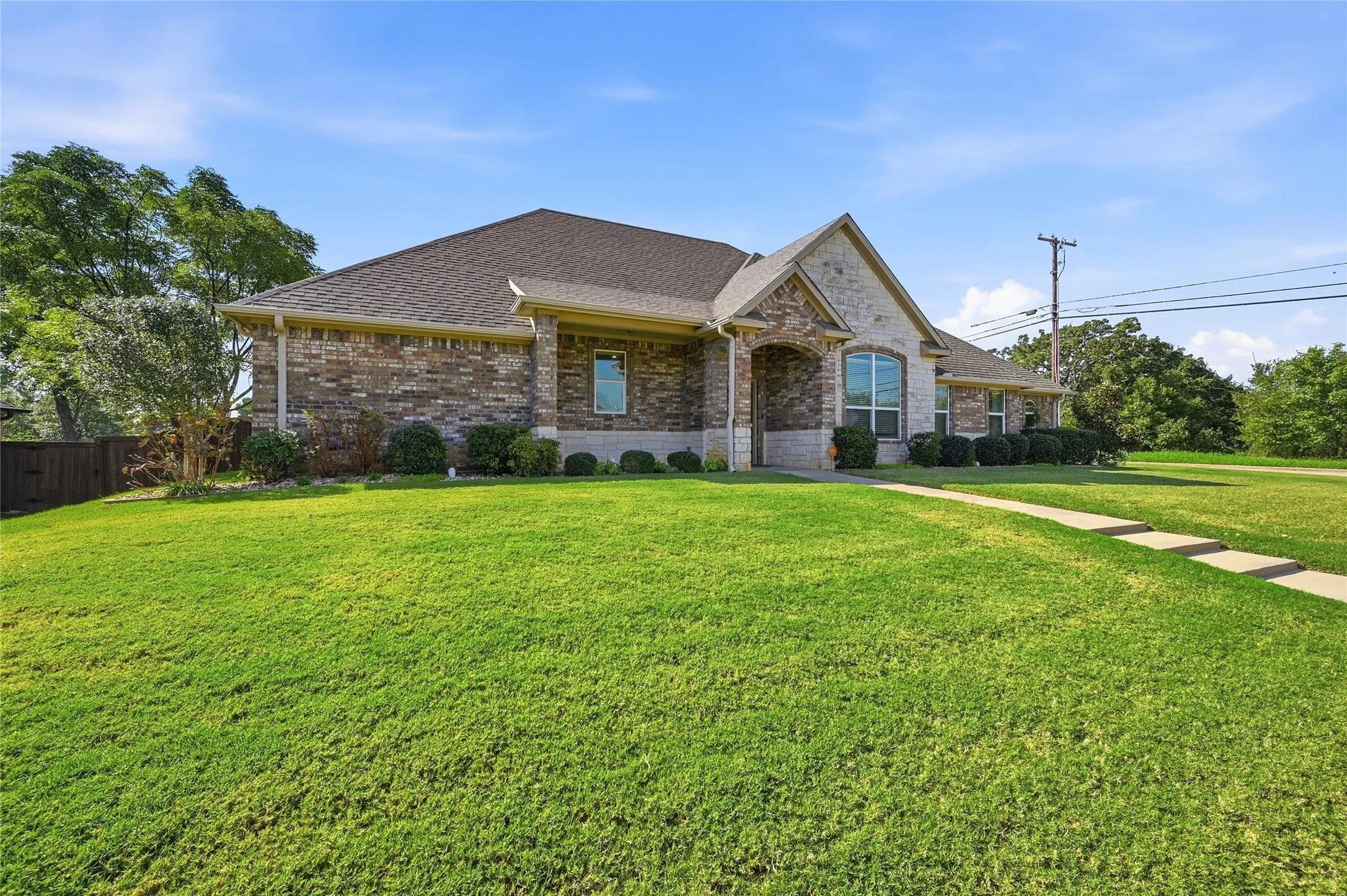 Single Family Residence For Sale in Grayson County , 2130 Park Ridge, Denison, Texas 75020, 3 Bedroom, 3 Bathroom, 2 Garage spaces, 2,623 Sqft, built in 2013, mls#21410468, Real Estate Agent in Denison, Homes For Sale in Grayson county, Homes For Sale in Denison, Realtor in Denison Texas, Real Estate Brokerage Independent Realty Texas, Luminita Cordes Realtor