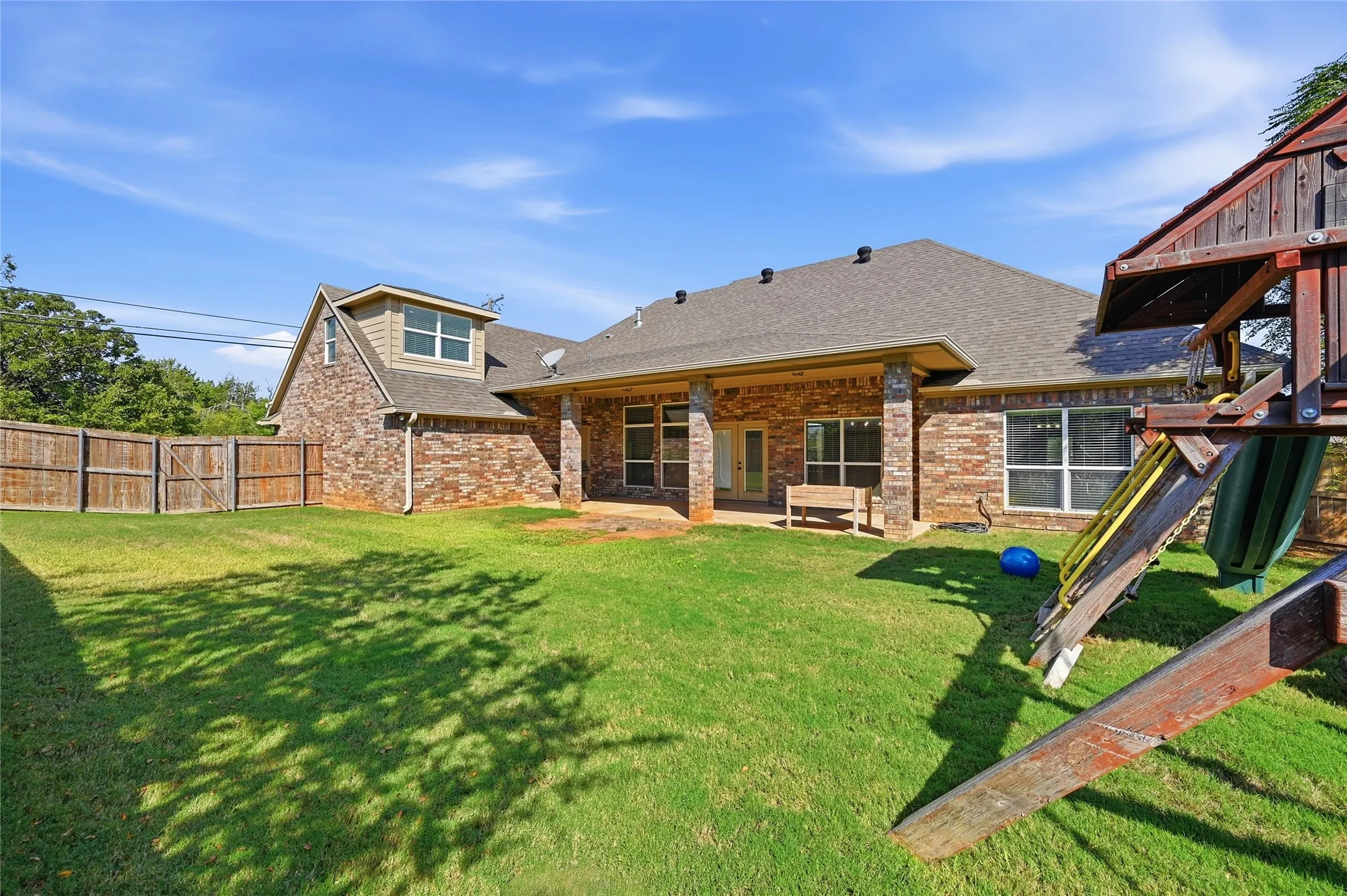 Single Family Residence For Sale in Grayson County , 2130 Park Ridge, Denison, Texas 75020, 3 Bedroom, 3 Bathroom, 2 Garage spaces, 2,623 Sqft, built in 2013, mls#21410468, Real Estate Agent in Denison, Homes For Sale in Grayson county, Homes For Sale in Denison, Realtor in Denison Texas, Real Estate Brokerage Independent Realty Texas, Luminita Cordes Realtor