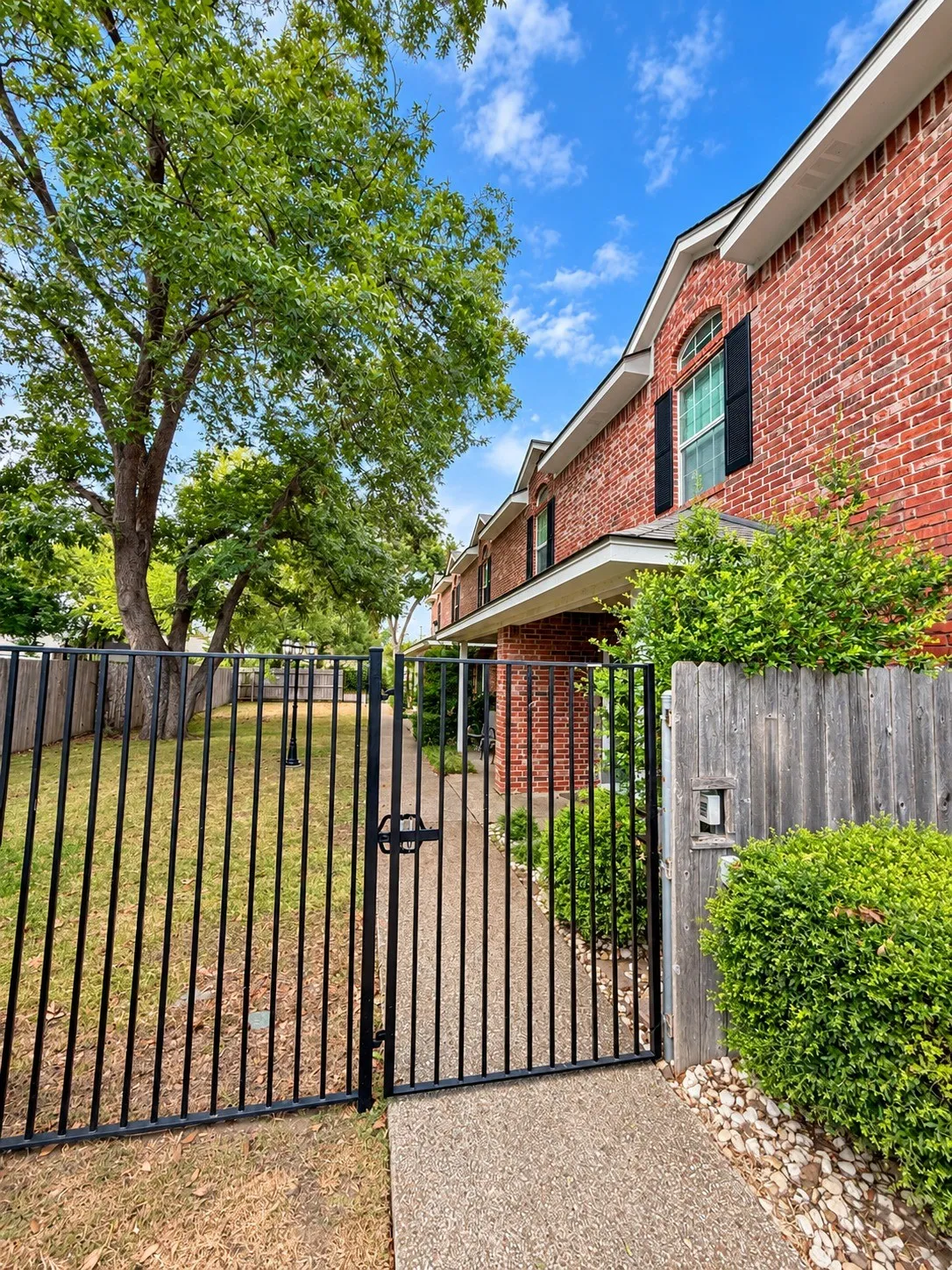 Condominium For Sale in Mc Lennan County , 1809 S 11th Street E, Waco, Texas 76706, 2 Bedroom, 3 Bathroom, Garage spaces, 1,282 Sqft, built in 2002, mls#21397574, Real Estate Agent in Waco, Homes For Sale in Mc Lennan county, Homes For Sale in Waco, Realtor in Waco Texas, Real Estate Brokerage Independent Realty Texas, Luminita Cordes Realtor