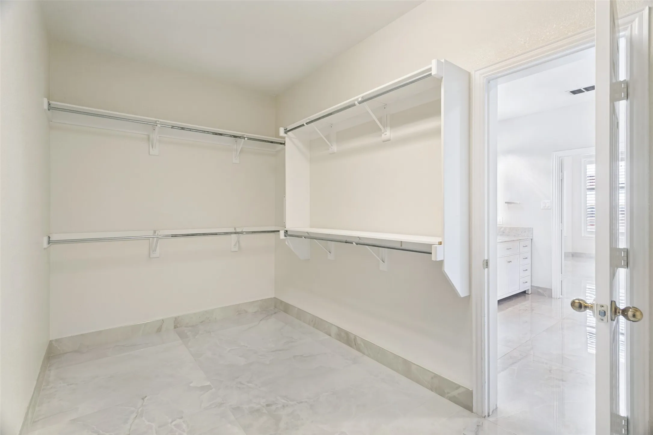 Single Family Residence For Sale in Dallas County , 1224 Willowdale Lane, Irving, Texas 75063, 4 Bedroom, 4 Bathroom, 2 Garage spaces, 3,624 Sqft, built in 2002, mls#21395754, Real Estate Agent in Irving, Homes For Sale in Dallas county, Homes For Sale in Irving, Realtor in Irving Texas, Real Estate Brokerage Independent Realty Texas, Luminita Cordes Realtor