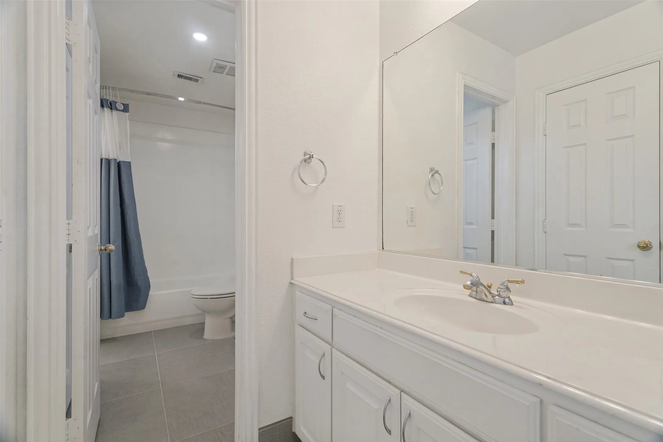 Single Family Residence For Sale in Dallas County , 1224 Willowdale Lane, Irving, Texas 75063, 4 Bedroom, 4 Bathroom, 2 Garage spaces, 3,624 Sqft, built in 2002, mls#21395754, Real Estate Agent in Irving, Homes For Sale in Dallas county, Homes For Sale in Irving, Realtor in Irving Texas, Real Estate Brokerage Independent Realty Texas, Luminita Cordes Realtor