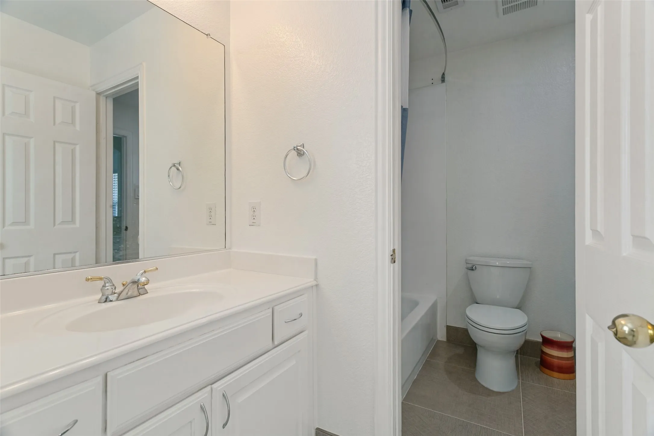 Single Family Residence For Sale in Dallas County , 1224 Willowdale Lane, Irving, Texas 75063, 4 Bedroom, 4 Bathroom, 2 Garage spaces, 3,624 Sqft, built in 2002, mls#21395754, Real Estate Agent in Irving, Homes For Sale in Dallas county, Homes For Sale in Irving, Realtor in Irving Texas, Real Estate Brokerage Independent Realty Texas, Luminita Cordes Realtor