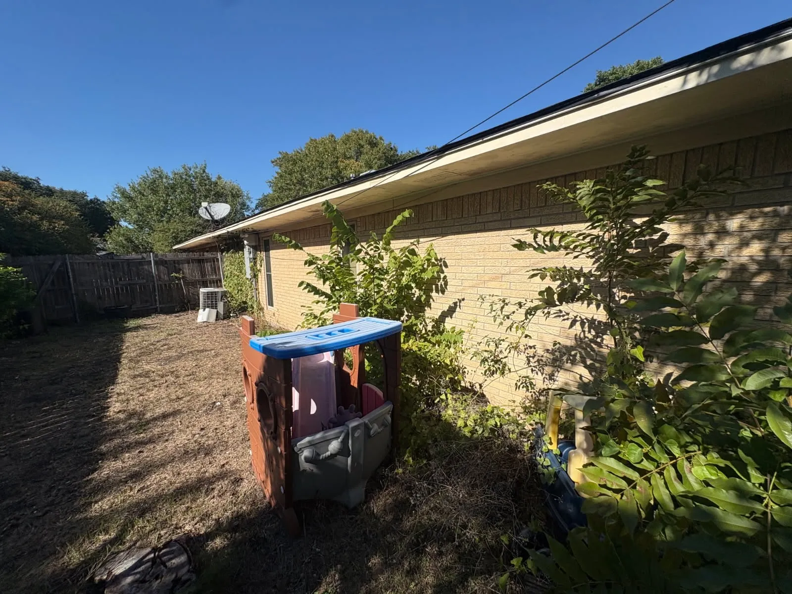 Single Family Residence For Sale in Ellis County , 109 Auburn Street, Waxahachie, Texas 75165, 4 Bedroom, 3 Bathroom, Garage spaces, 2,428 Sqft, built in 1970, mls#21410887, Real Estate Agent in Waxahachie, Homes For Sale in Ellis county, Homes For Sale in Waxahachie, Realtor in Waxahachie Texas, Real Estate Brokerage Independent Realty Texas, Luminita Cordes Realtor