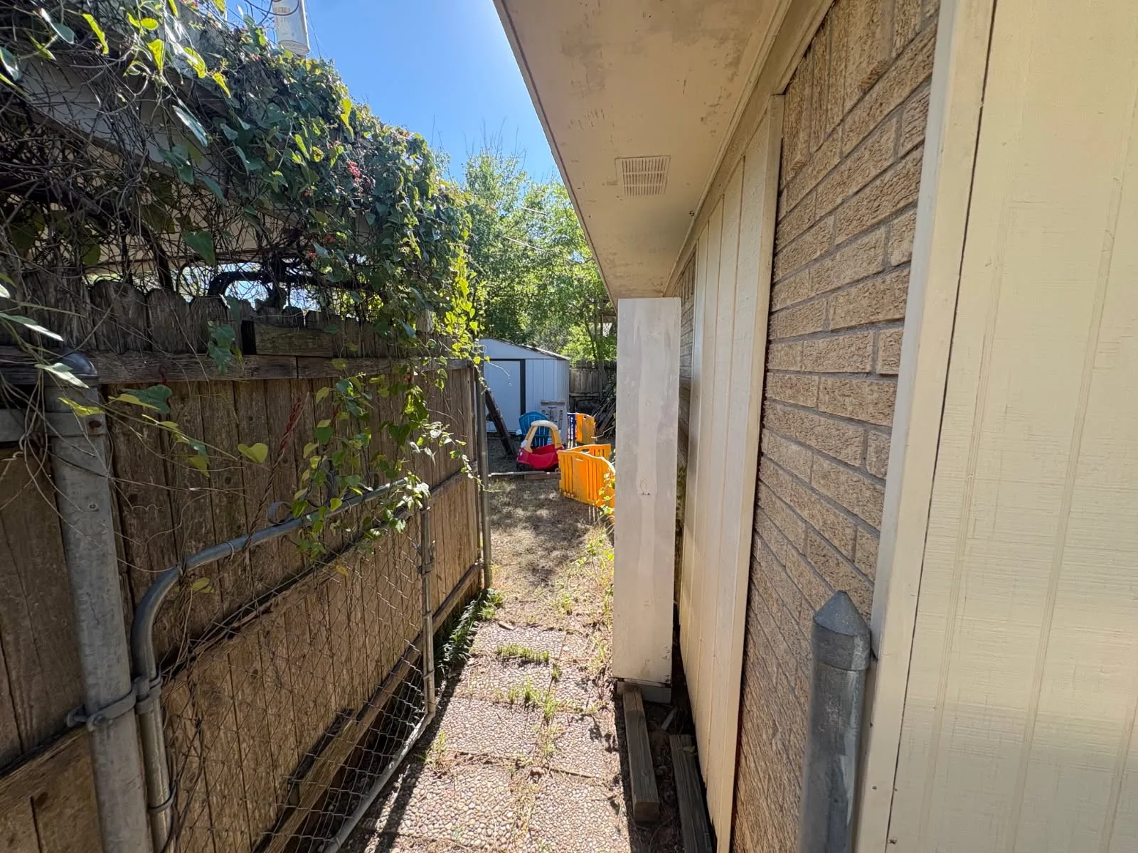 Single Family Residence For Sale in Ellis County , 109 Auburn Street, Waxahachie, Texas 75165, 4 Bedroom, 3 Bathroom, Garage spaces, 2,428 Sqft, built in 1970, mls#21410887, Real Estate Agent in Waxahachie, Homes For Sale in Ellis county, Homes For Sale in Waxahachie, Realtor in Waxahachie Texas, Real Estate Brokerage Independent Realty Texas, Luminita Cordes Realtor