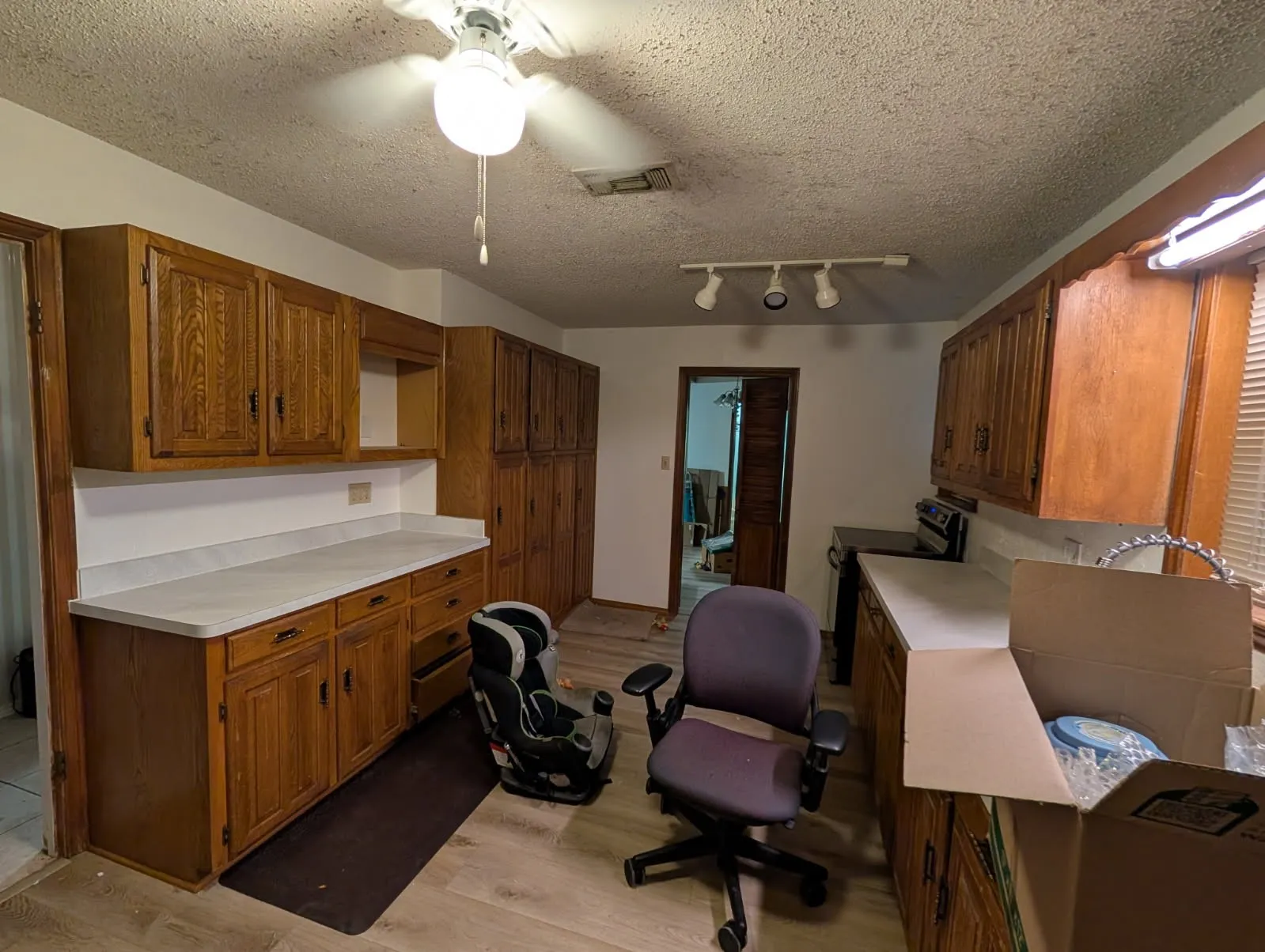Single Family Residence For Sale in Ellis County , 109 Auburn Street, Waxahachie, Texas 75165, 4 Bedroom, 3 Bathroom, Garage spaces, 2,428 Sqft, built in 1970, mls#21410887, Real Estate Agent in Waxahachie, Homes For Sale in Ellis county, Homes For Sale in Waxahachie, Realtor in Waxahachie Texas, Real Estate Brokerage Independent Realty Texas, Luminita Cordes Realtor