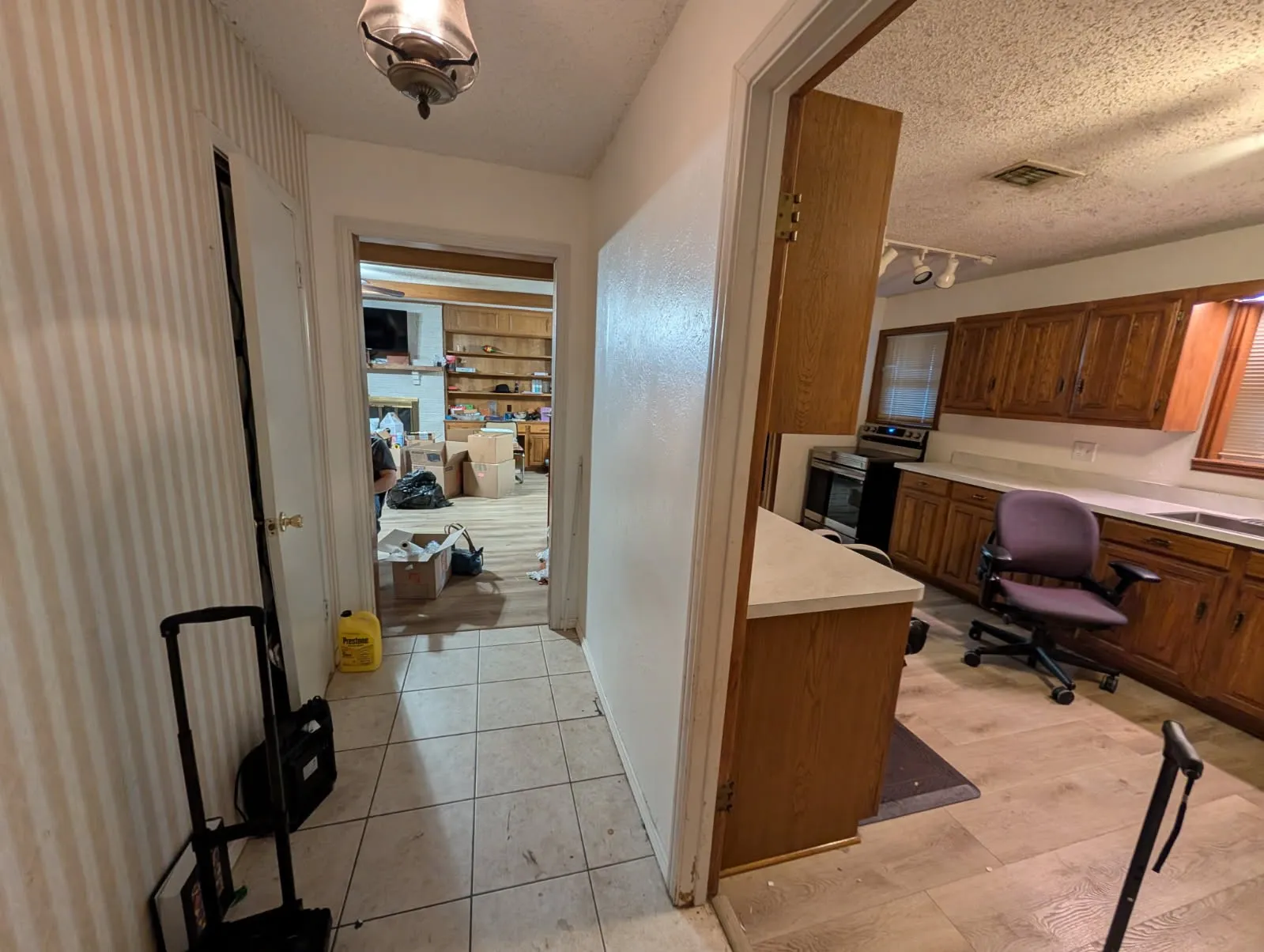 Single Family Residence For Sale in Ellis County , 109 Auburn Street, Waxahachie, Texas 75165, 4 Bedroom, 3 Bathroom, Garage spaces, 2,428 Sqft, built in 1970, mls#21410887, Real Estate Agent in Waxahachie, Homes For Sale in Ellis county, Homes For Sale in Waxahachie, Realtor in Waxahachie Texas, Real Estate Brokerage Independent Realty Texas, Luminita Cordes Realtor