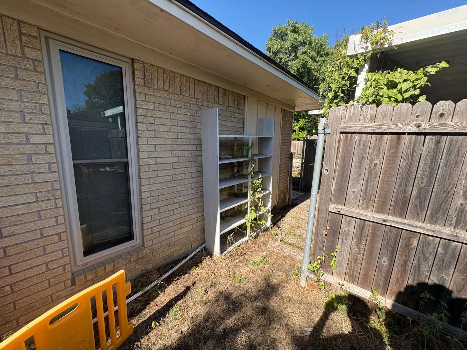 Single Family Residence For Sale in Ellis County , 109 Auburn Street, Waxahachie, Texas 75165, 4 Bedroom, 3 Bathroom, Garage spaces, 2,428 Sqft, built in 1970, mls#21410887, Real Estate Agent in Waxahachie, Homes For Sale in Ellis county, Homes For Sale in Waxahachie, Realtor in Waxahachie Texas, Real Estate Brokerage Independent Realty Texas, Luminita Cordes Realtor